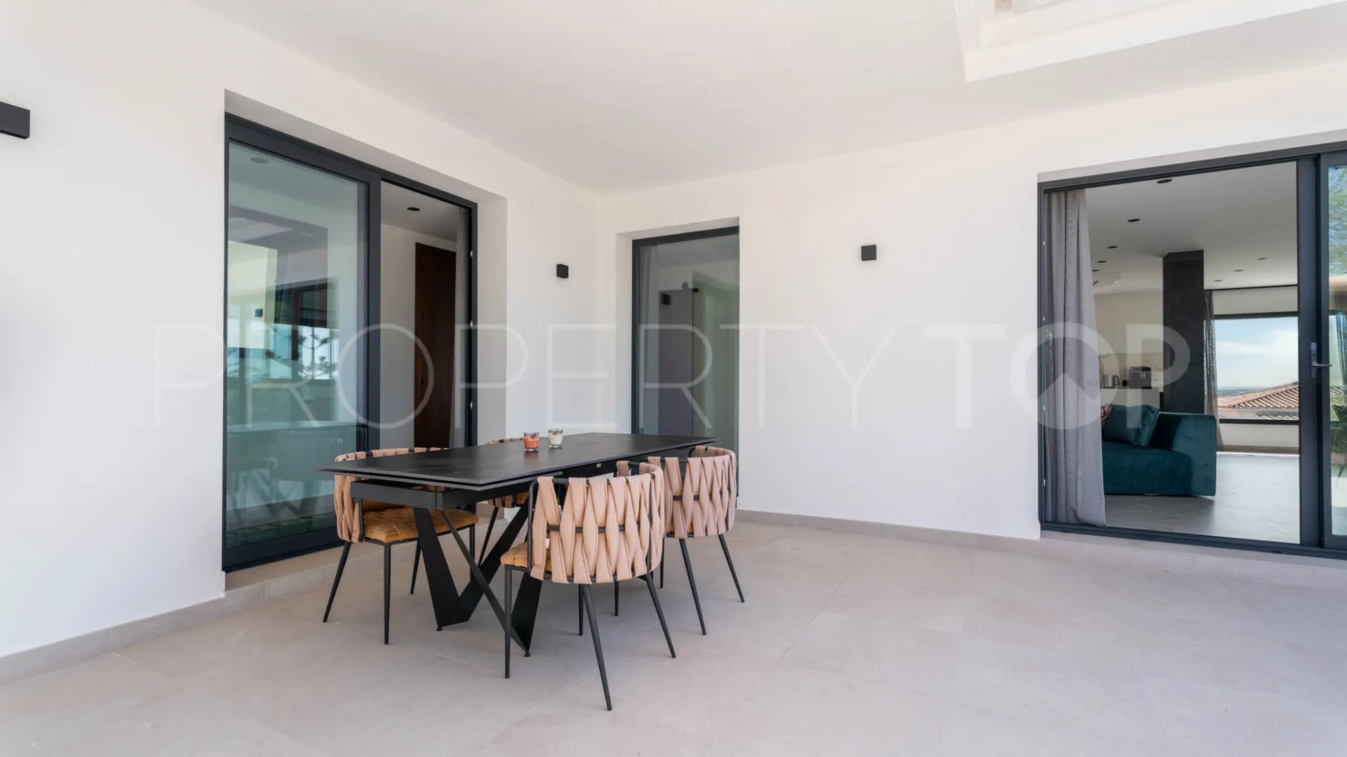 Buy villa in Elviria