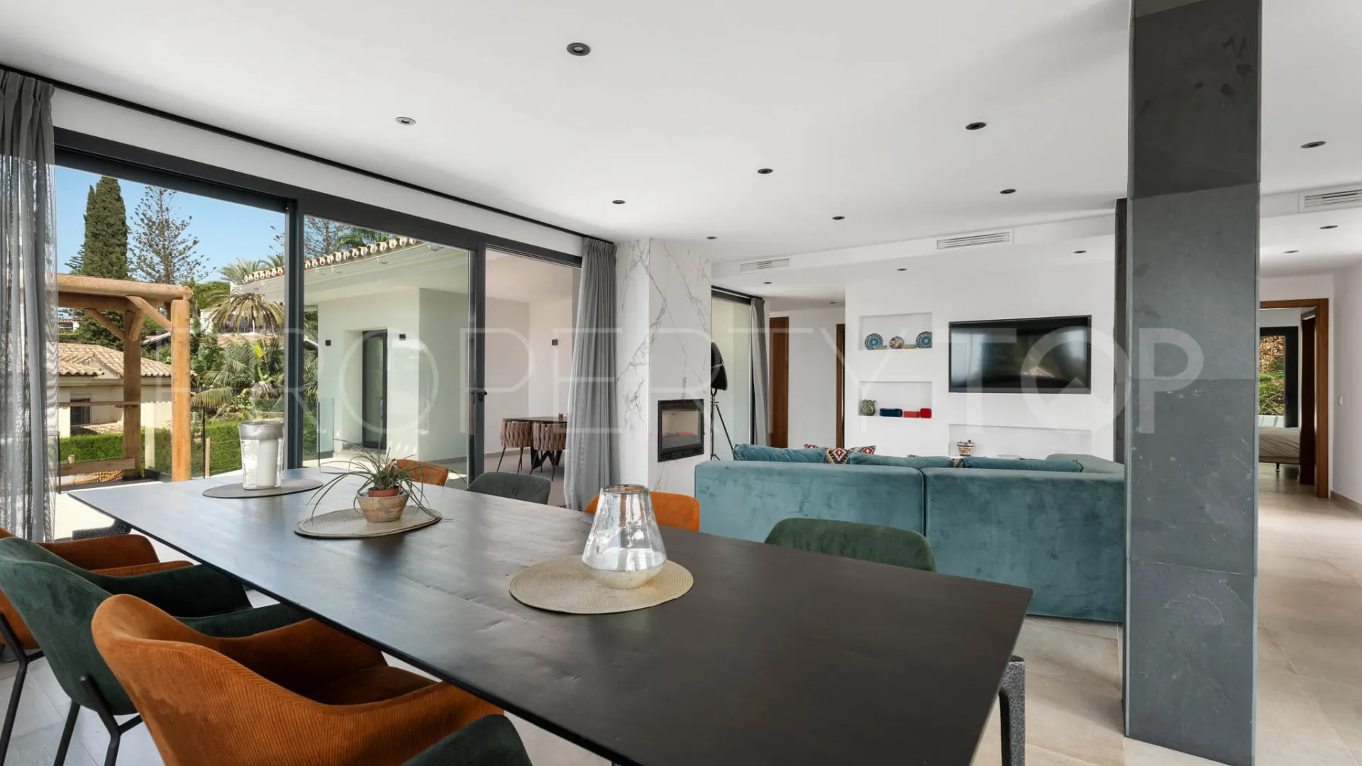 Buy villa in Elviria
