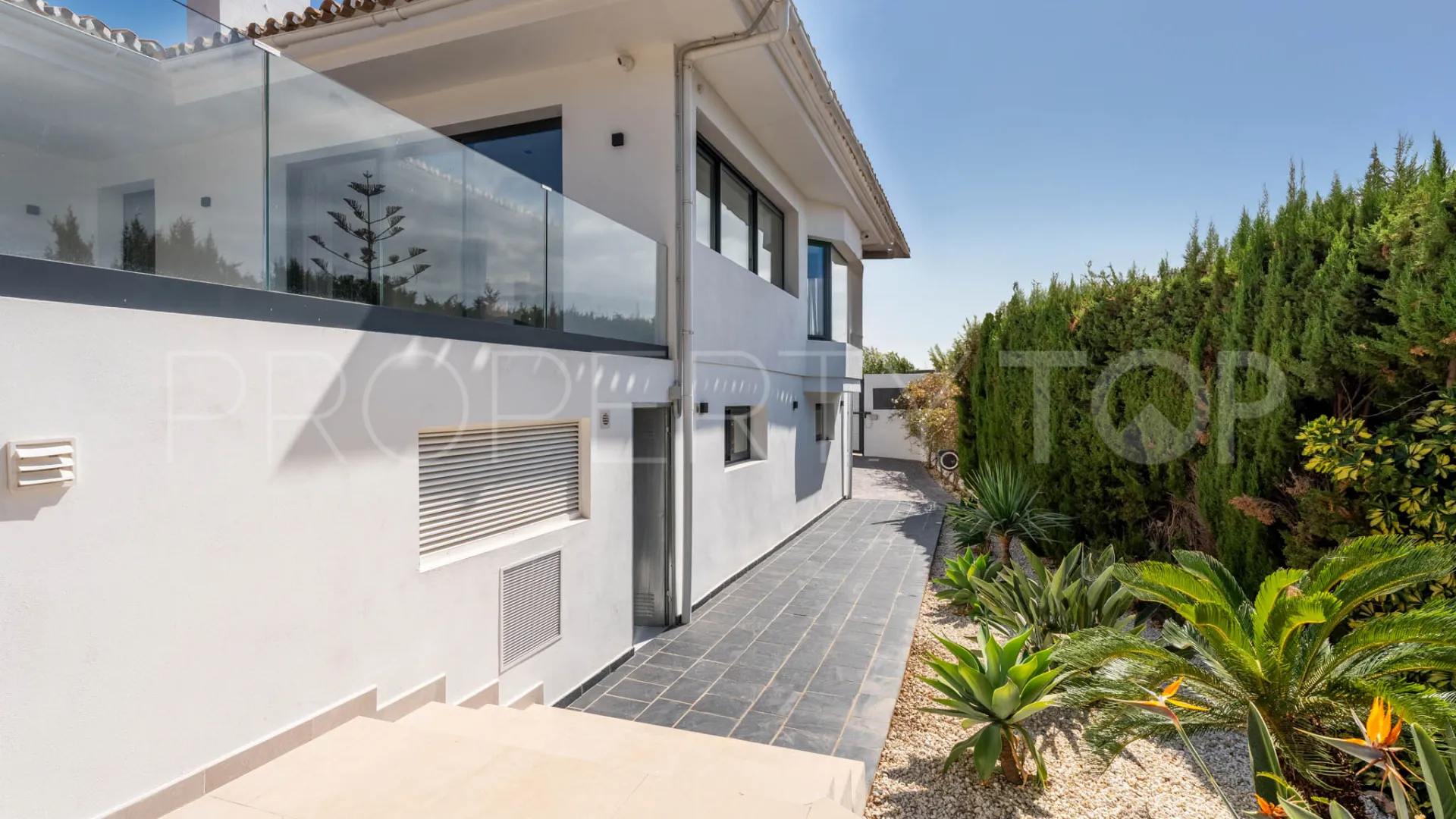 Buy villa in Elviria
