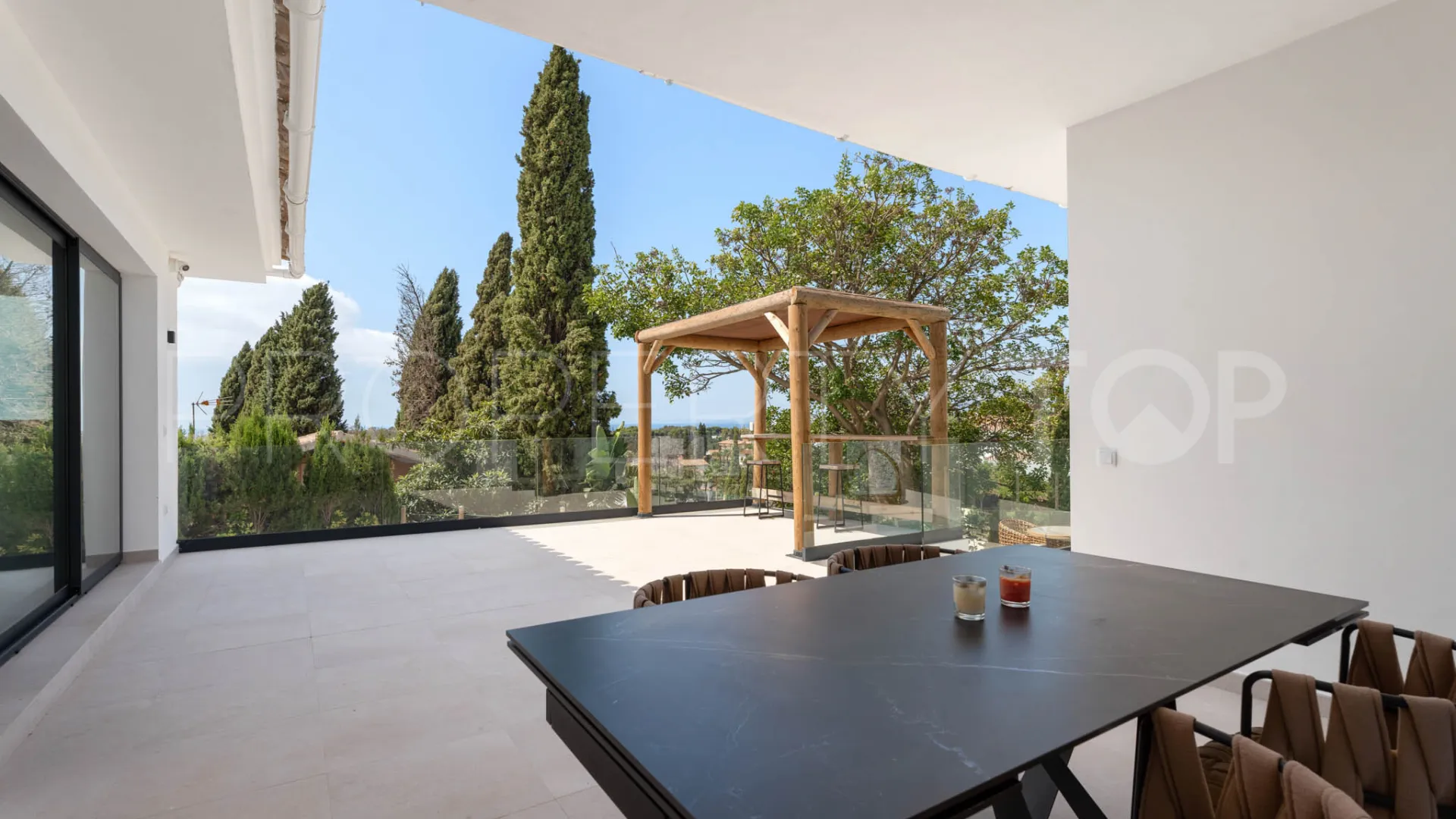 Buy villa in Elviria
