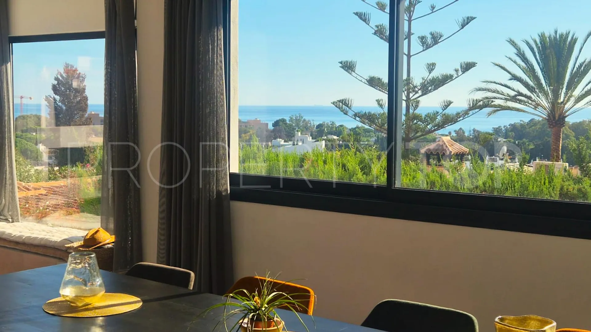 Buy villa in Elviria
