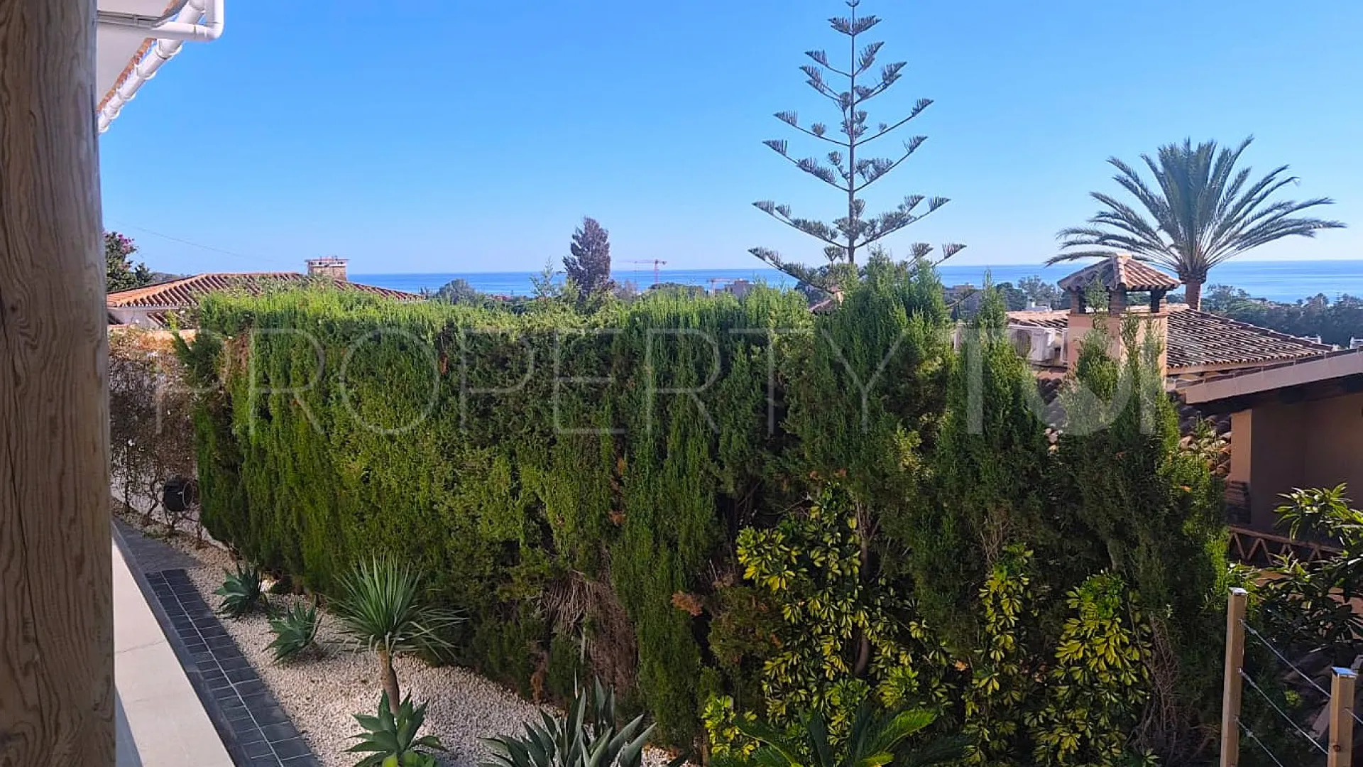 Buy villa in Elviria