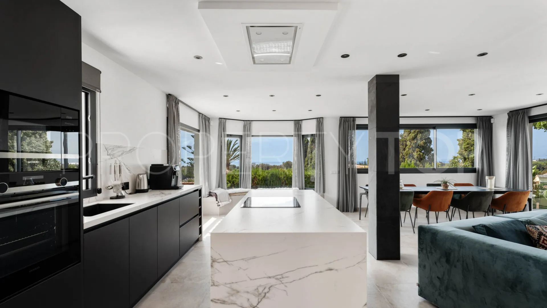 Buy villa in Elviria