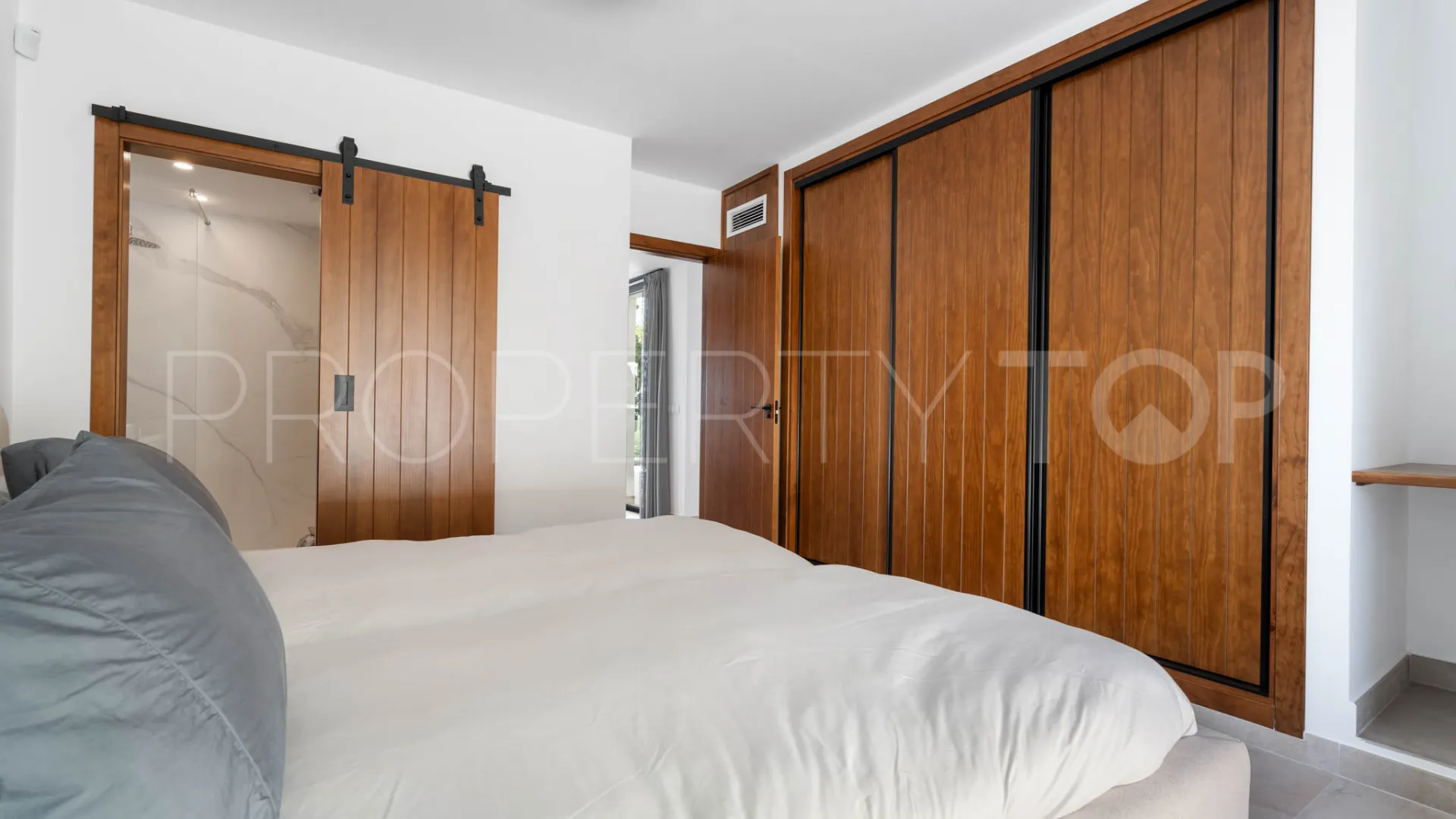 Buy villa in Elviria