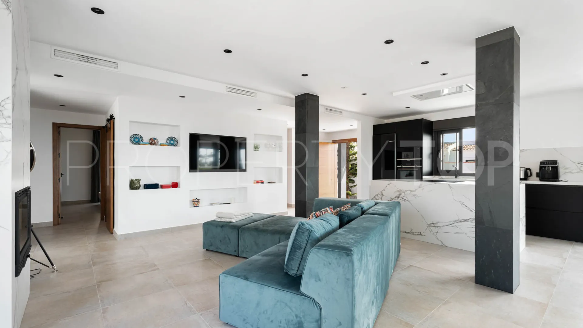 Buy villa in Elviria