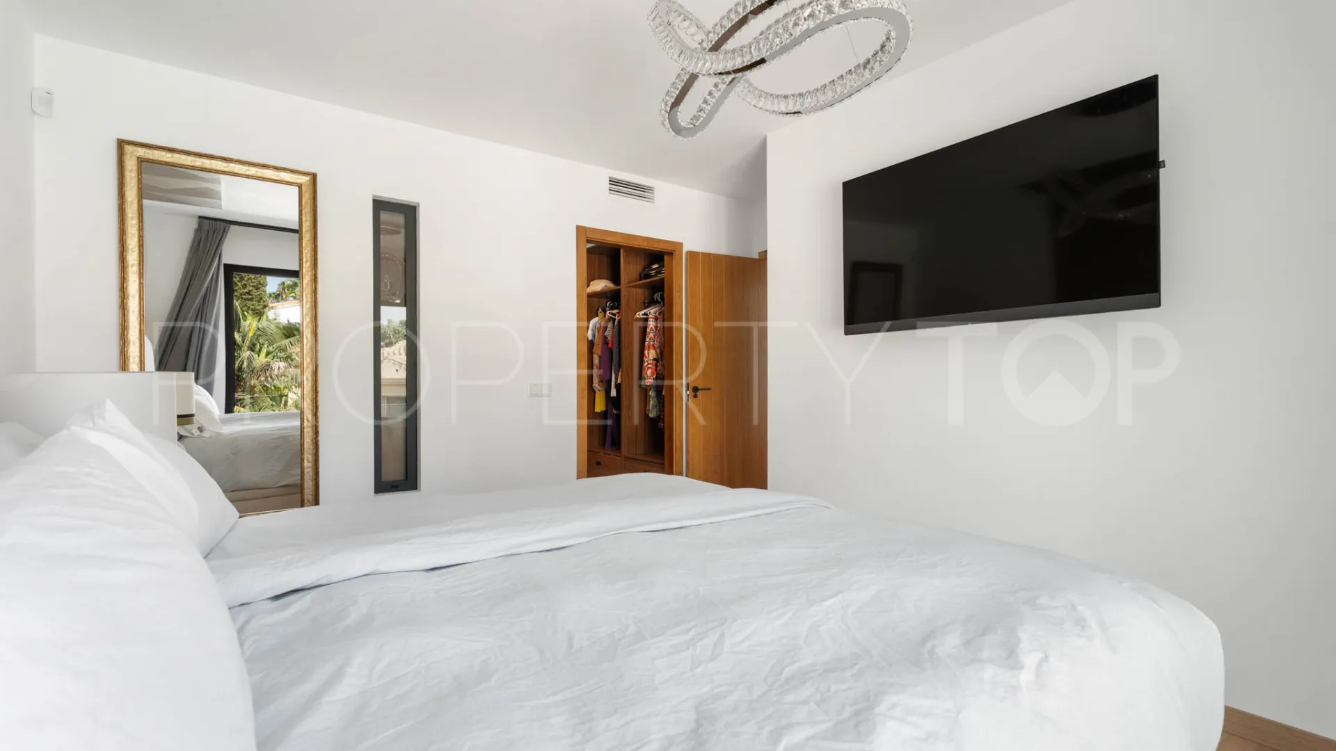 Buy villa in Elviria