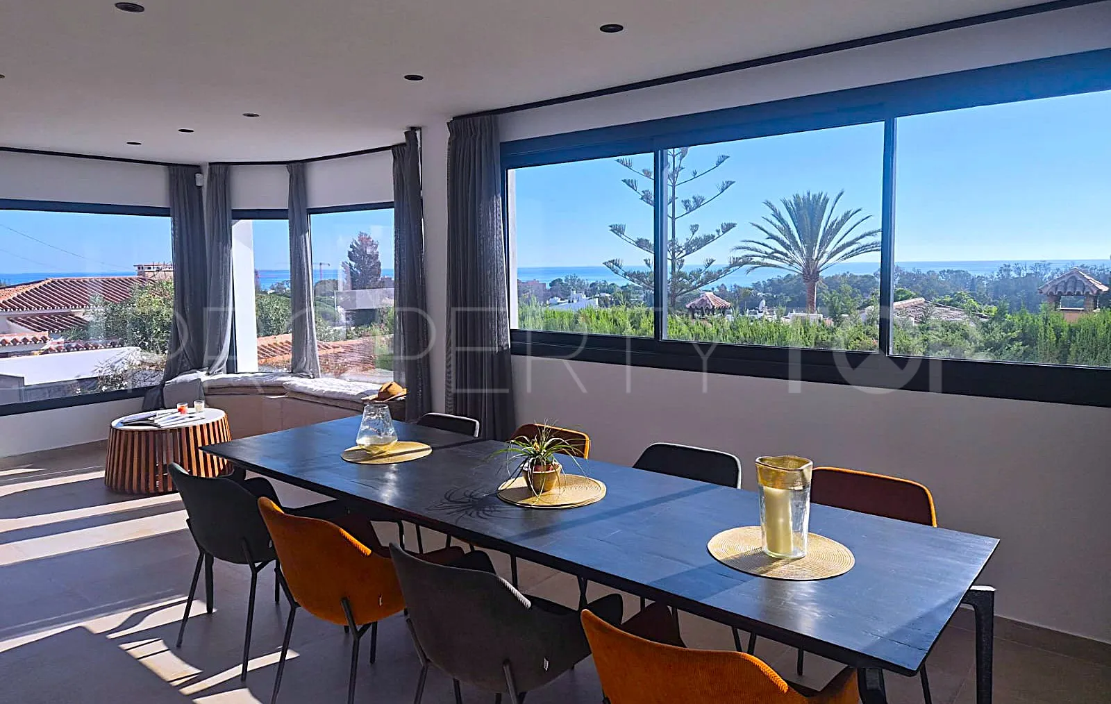 Buy villa in Elviria