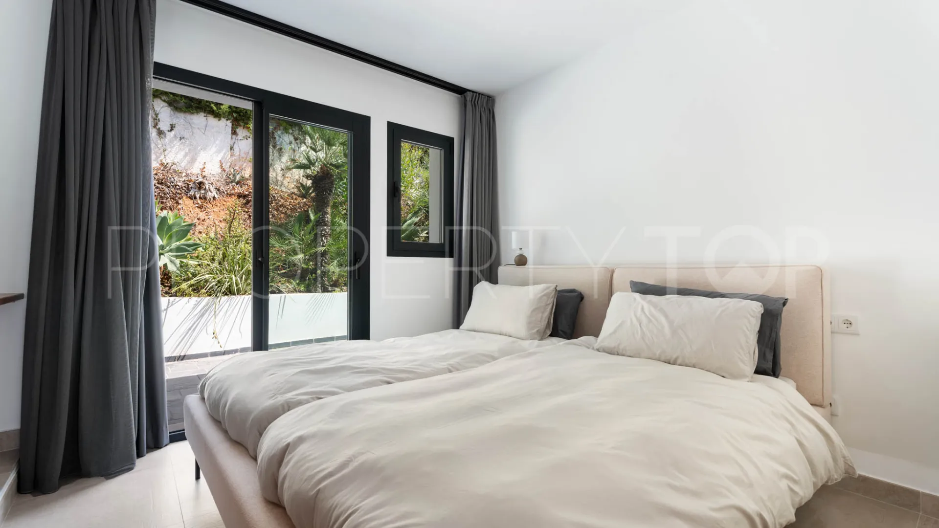 Buy villa in Elviria