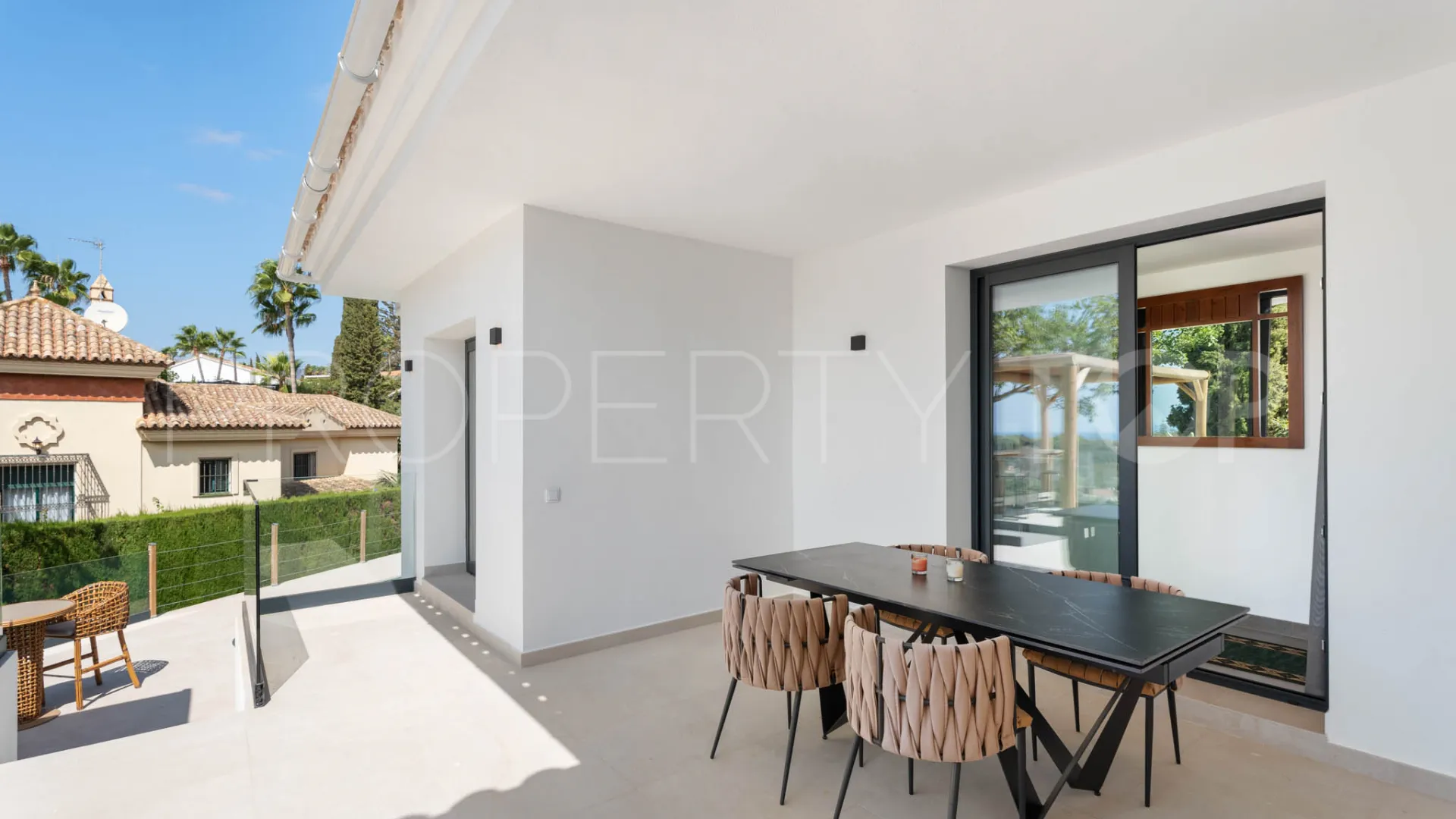 Buy villa in Elviria