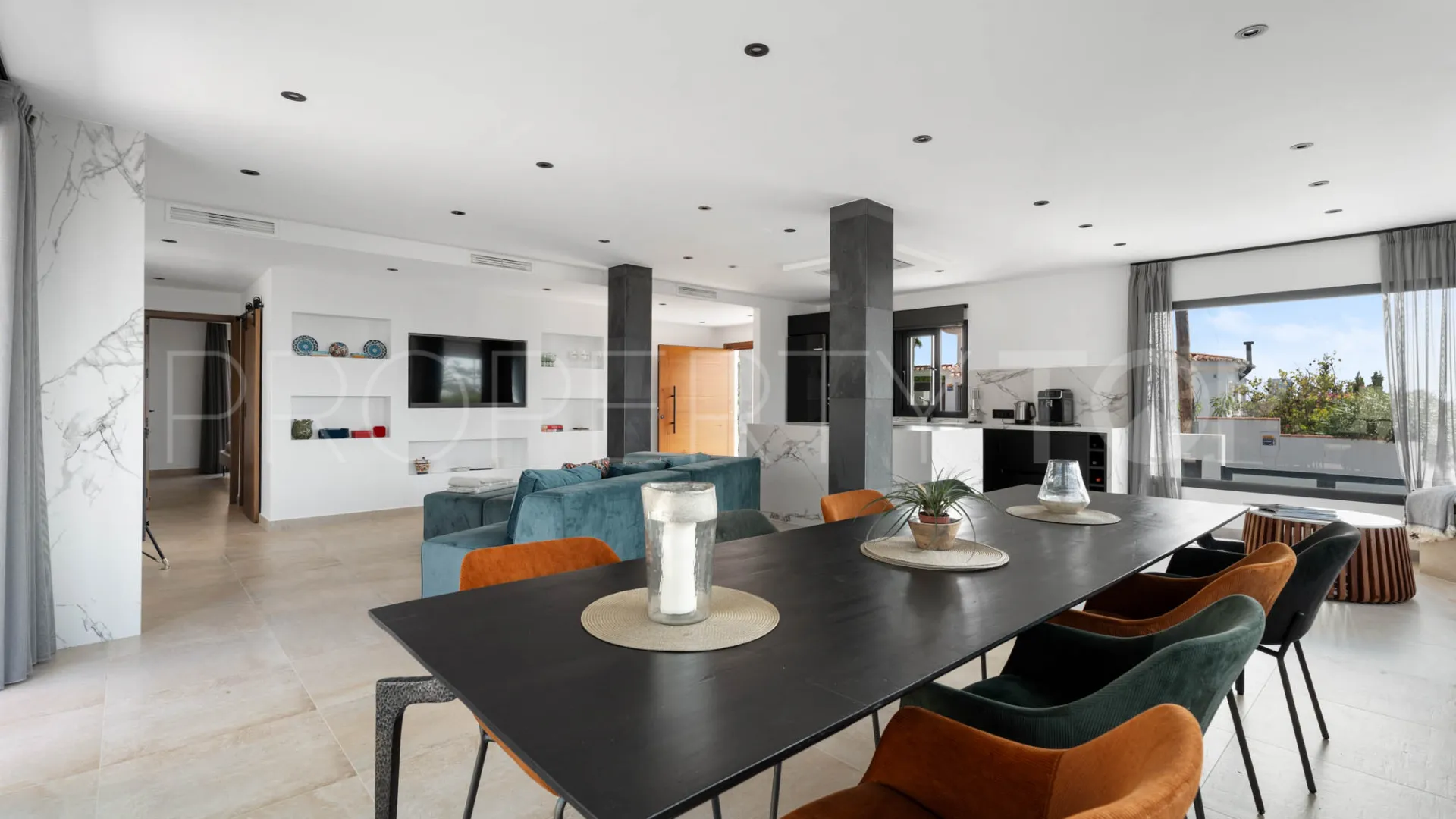 Buy villa in Elviria