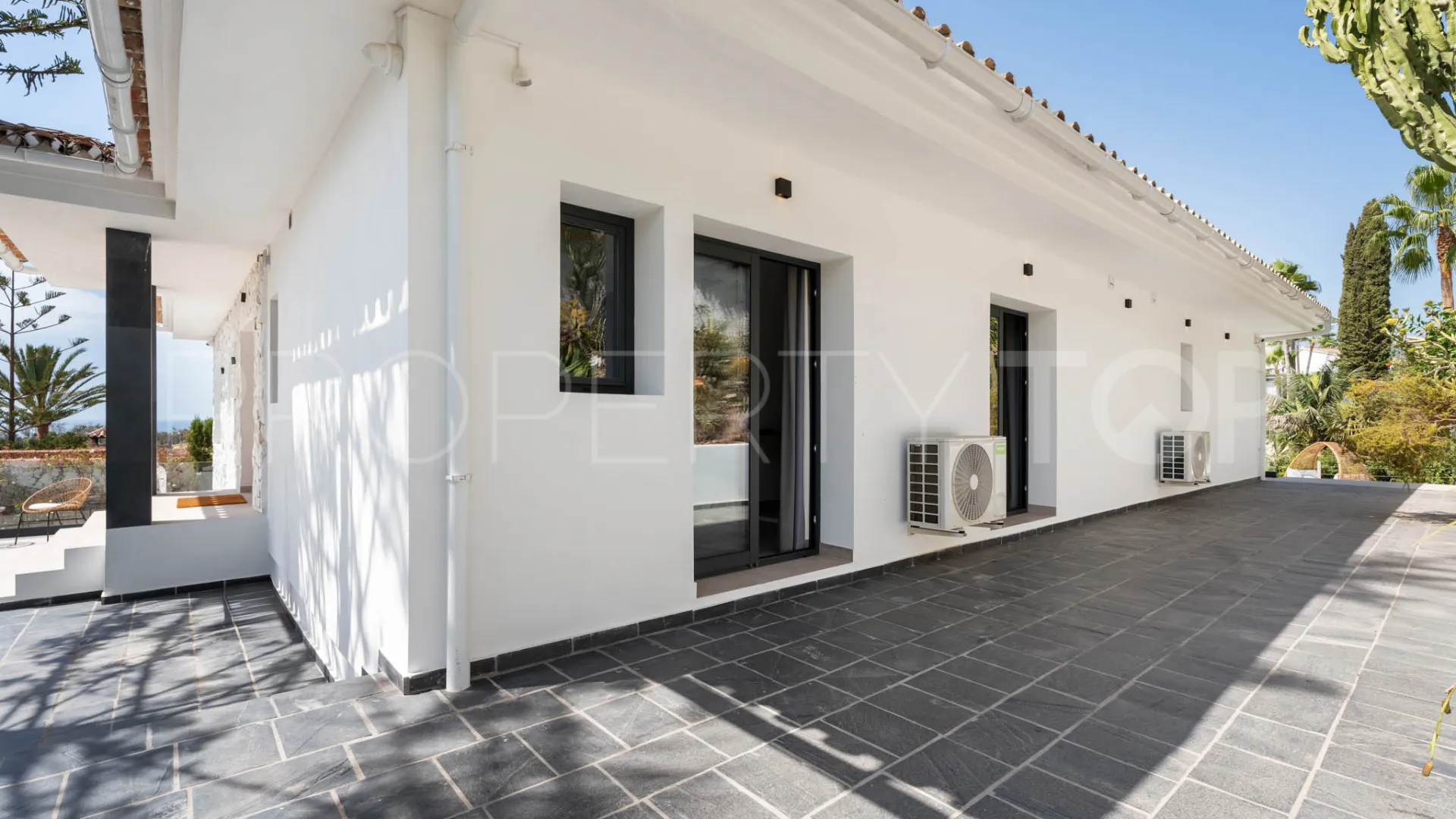 Buy villa in Elviria