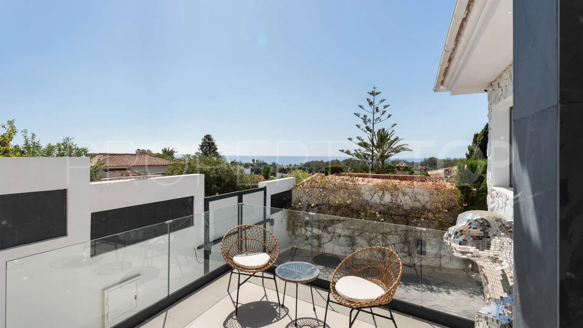 Buy villa in Elviria