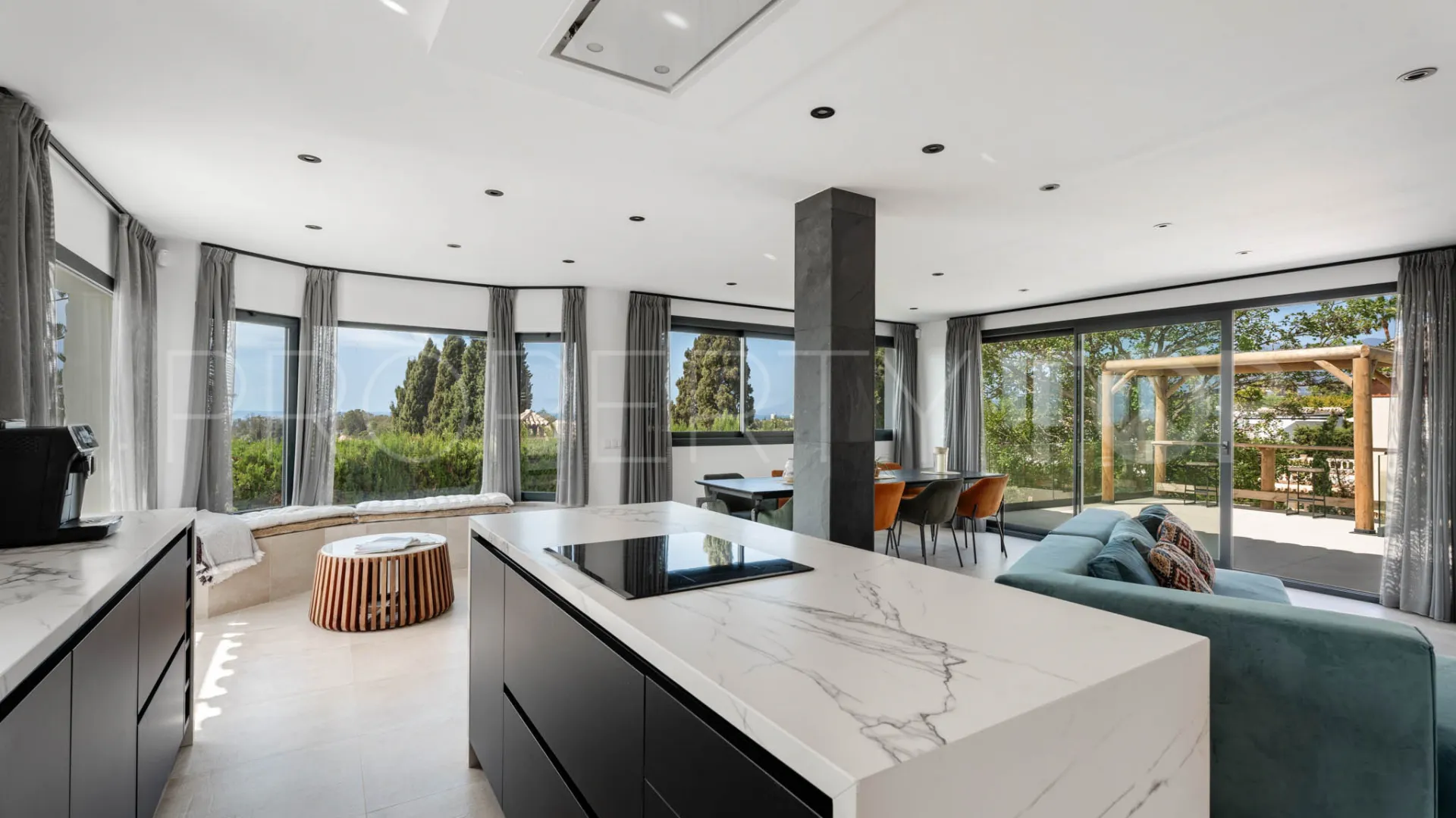 Buy villa in Elviria