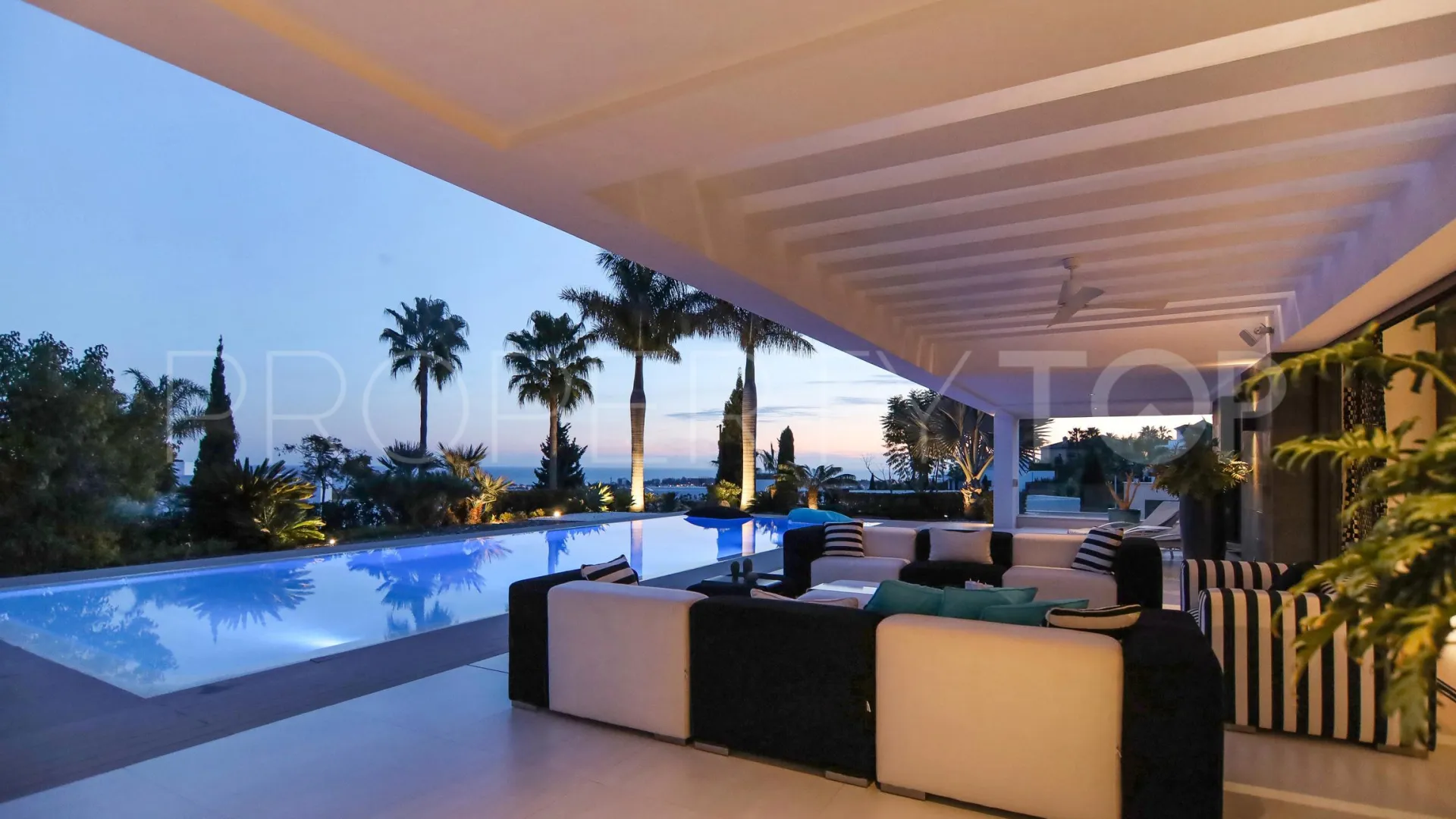 Villa for sale in Los Flamingos Golf with 6 bedrooms