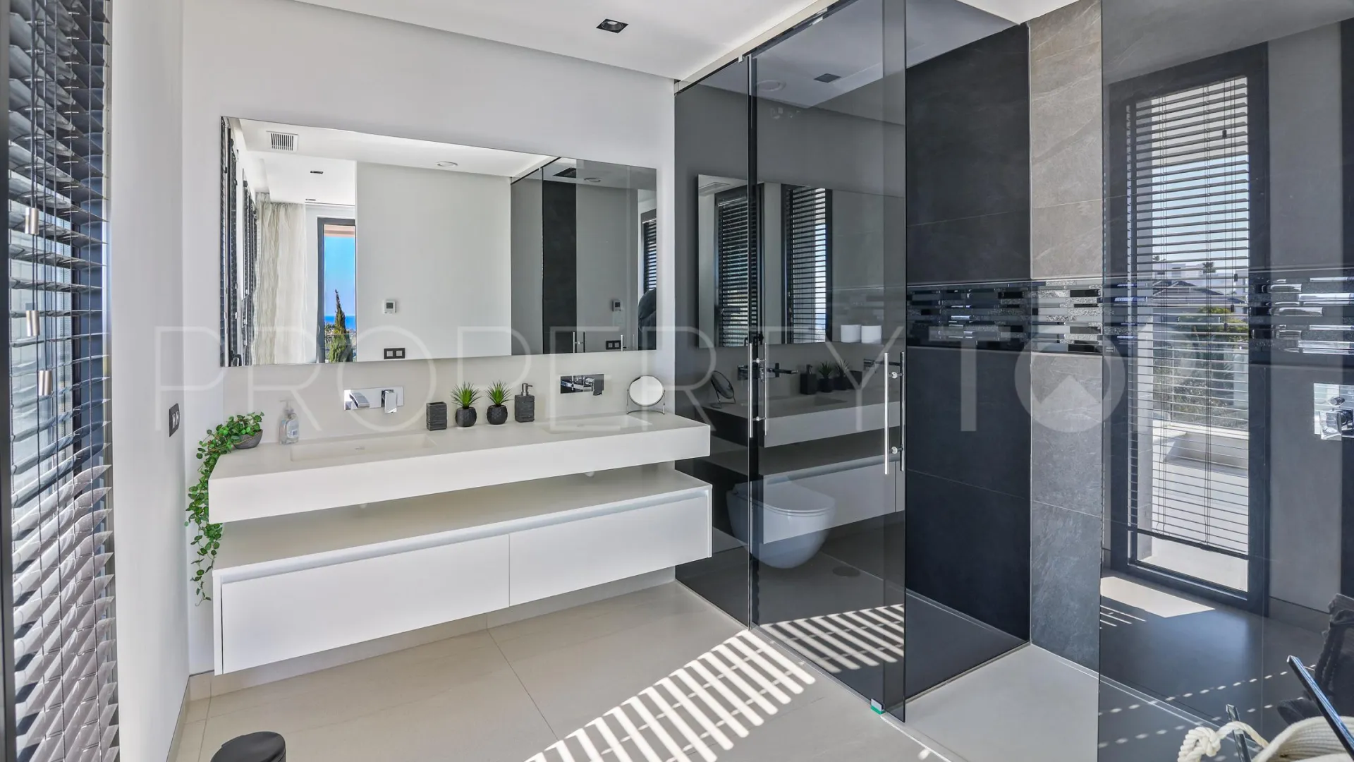 Villa for sale in Los Flamingos Golf with 6 bedrooms