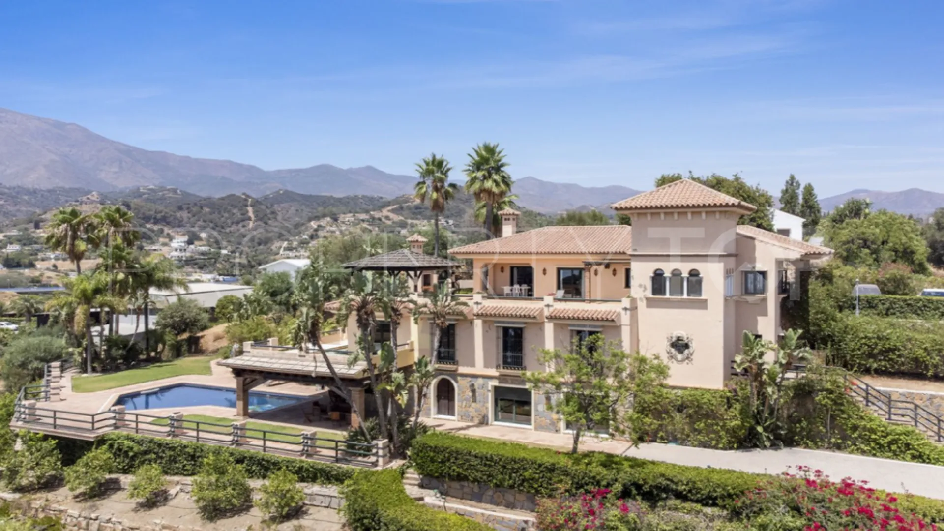 Estepona Este, villa con 6 dormitorios en venta