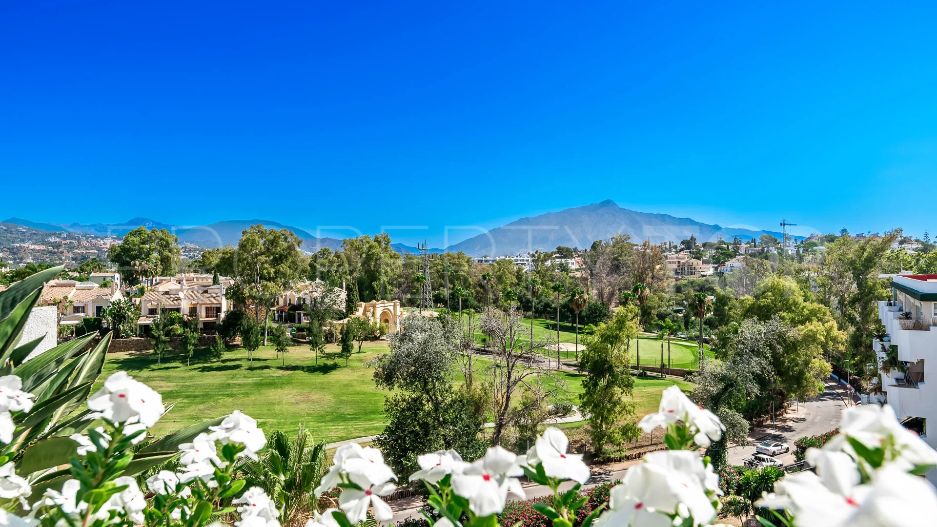 Guadalmina Alta, atico duplex de 3 dormitorios en venta
