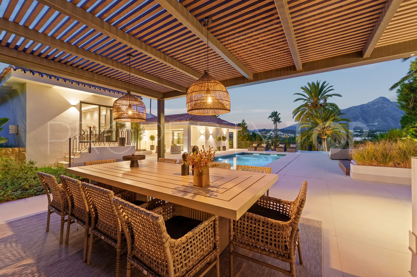 Villa de 5 dormitorios en venta en Nueva Andalucia