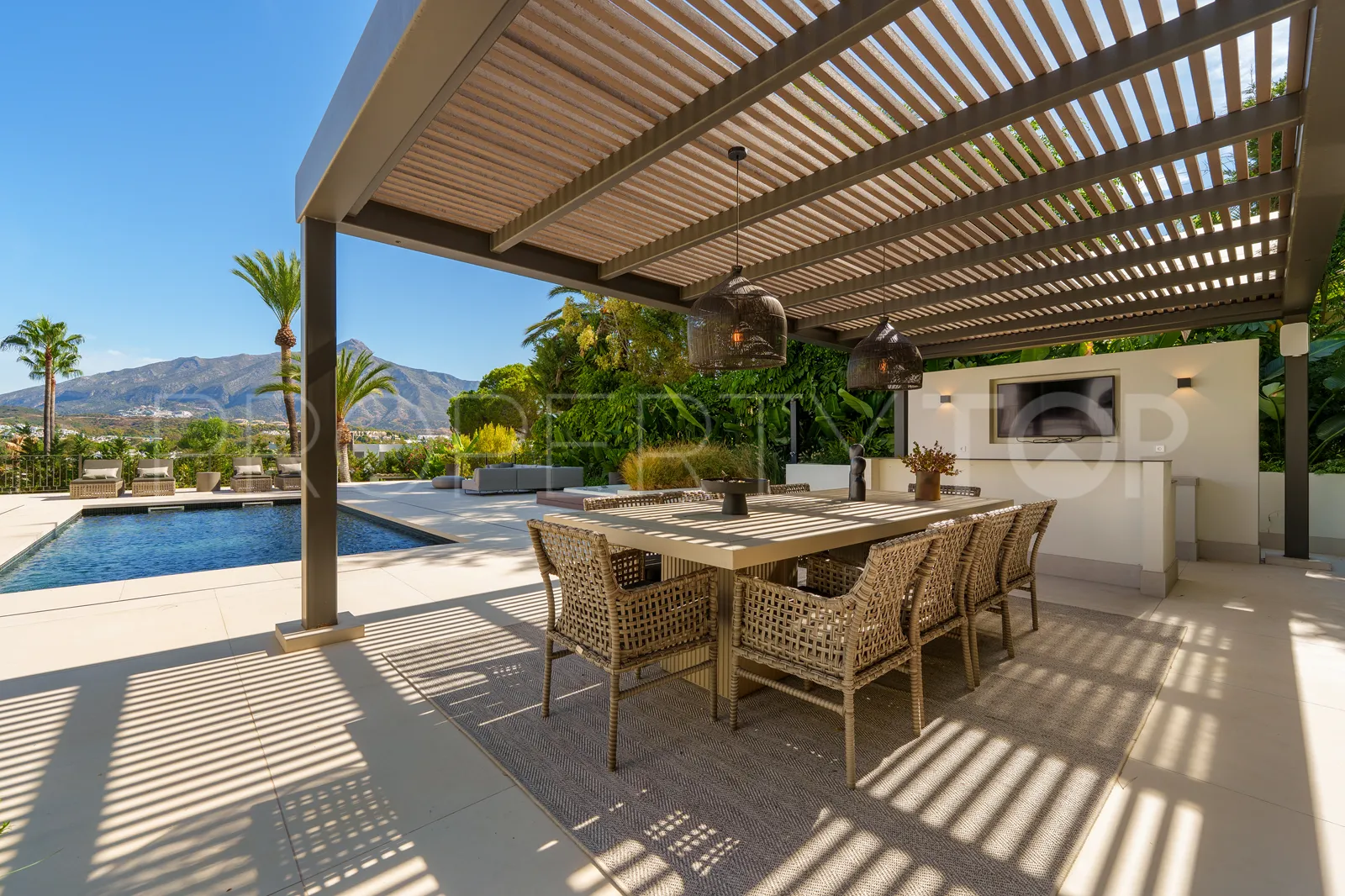 Villa de 5 dormitorios en venta en Nueva Andalucia