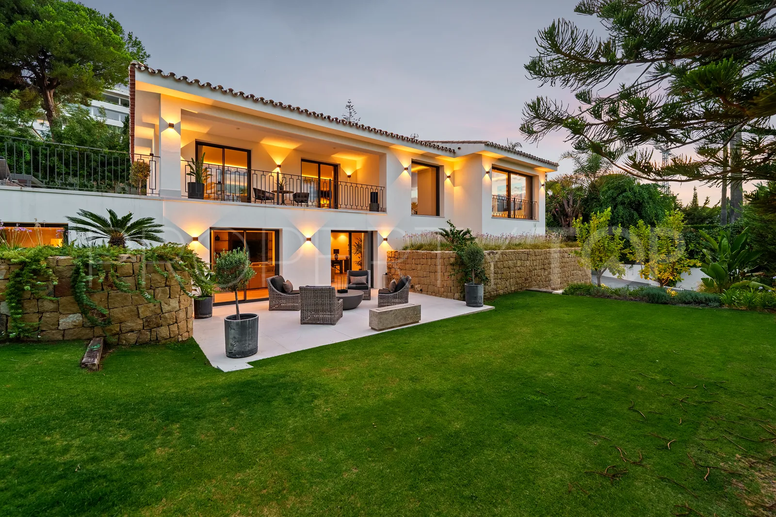 Villa de 5 dormitorios en venta en Nueva Andalucia