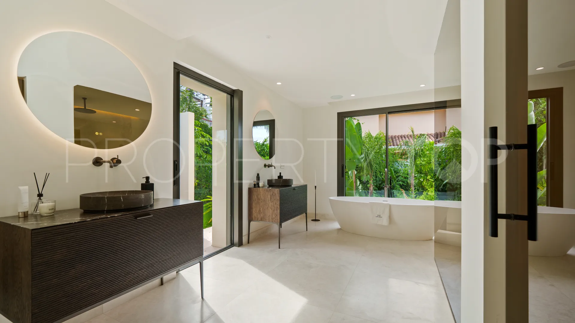 Villa de 5 dormitorios en venta en Nueva Andalucia