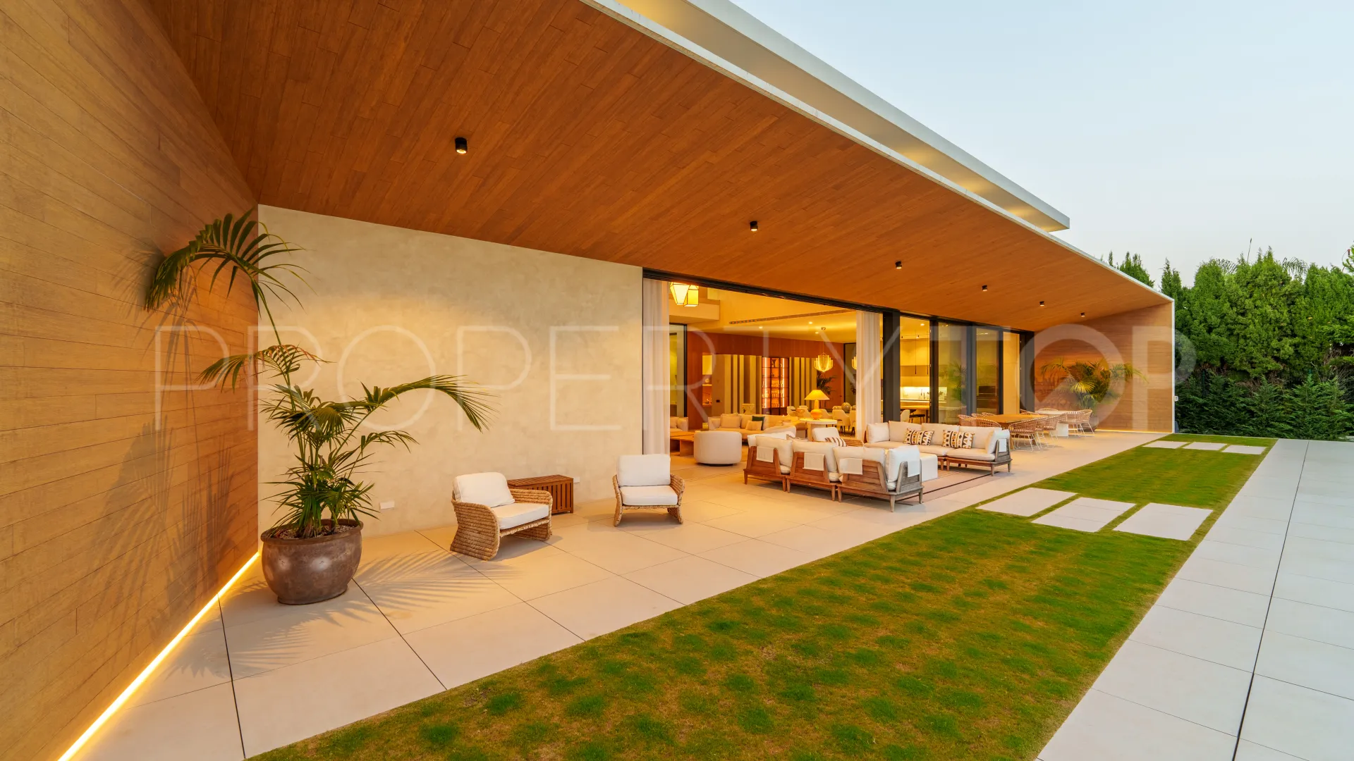 Villa for sale in Guadalmina Alta with 6 bedrooms