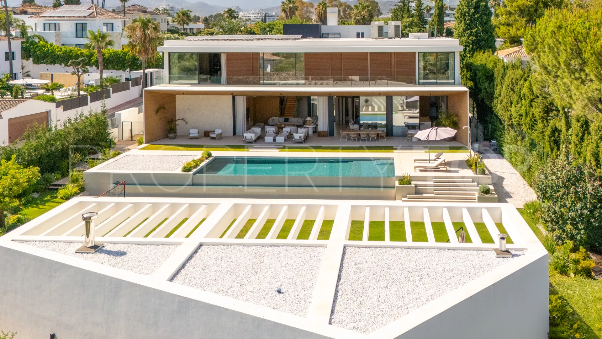 Villa for sale in Guadalmina Alta with 6 bedrooms