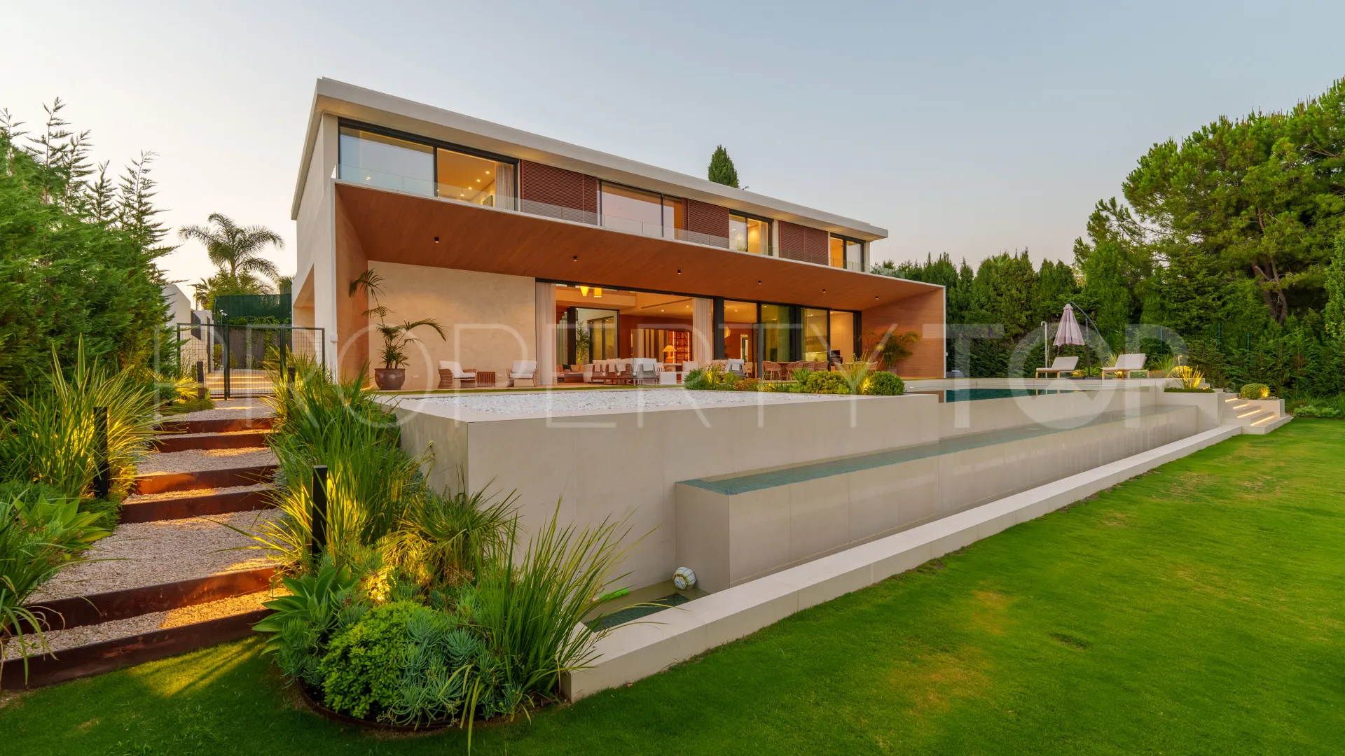 Villa for sale in Guadalmina Alta with 6 bedrooms