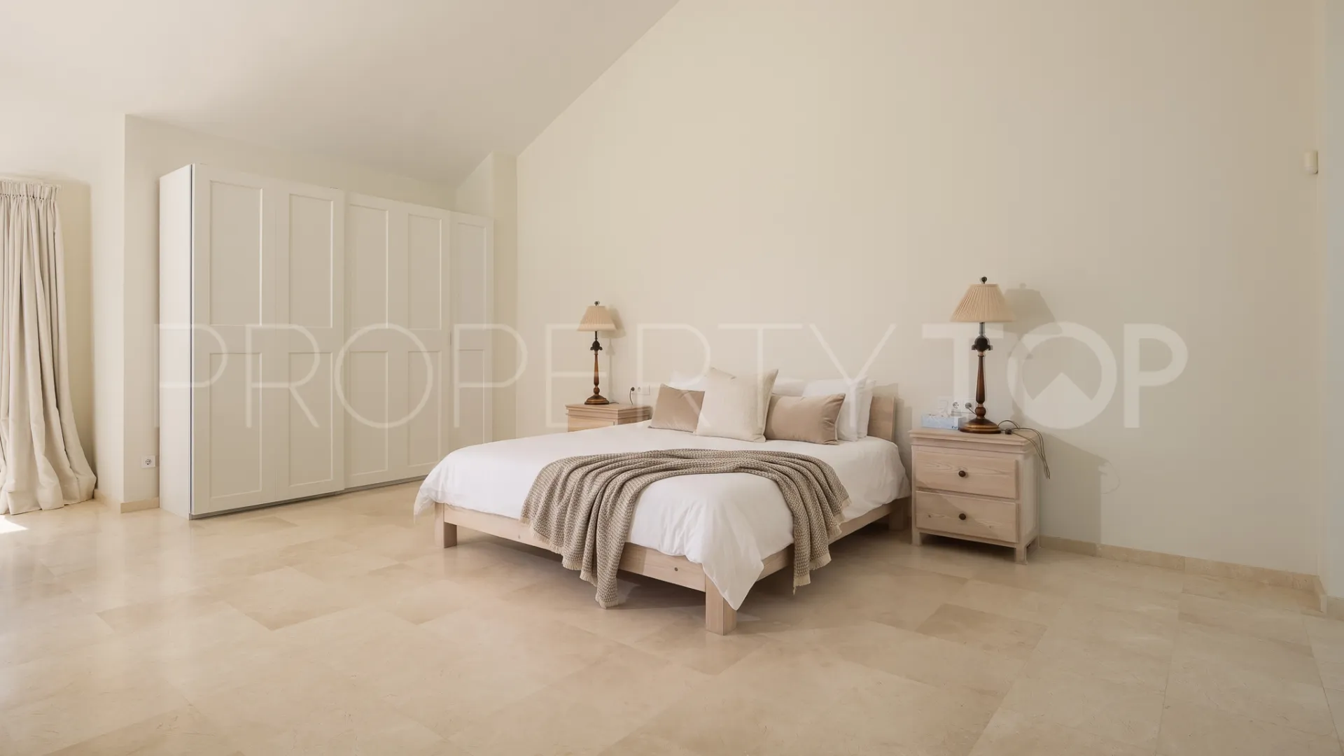 Buy Sierra Blanca villa with 6 bedrooms