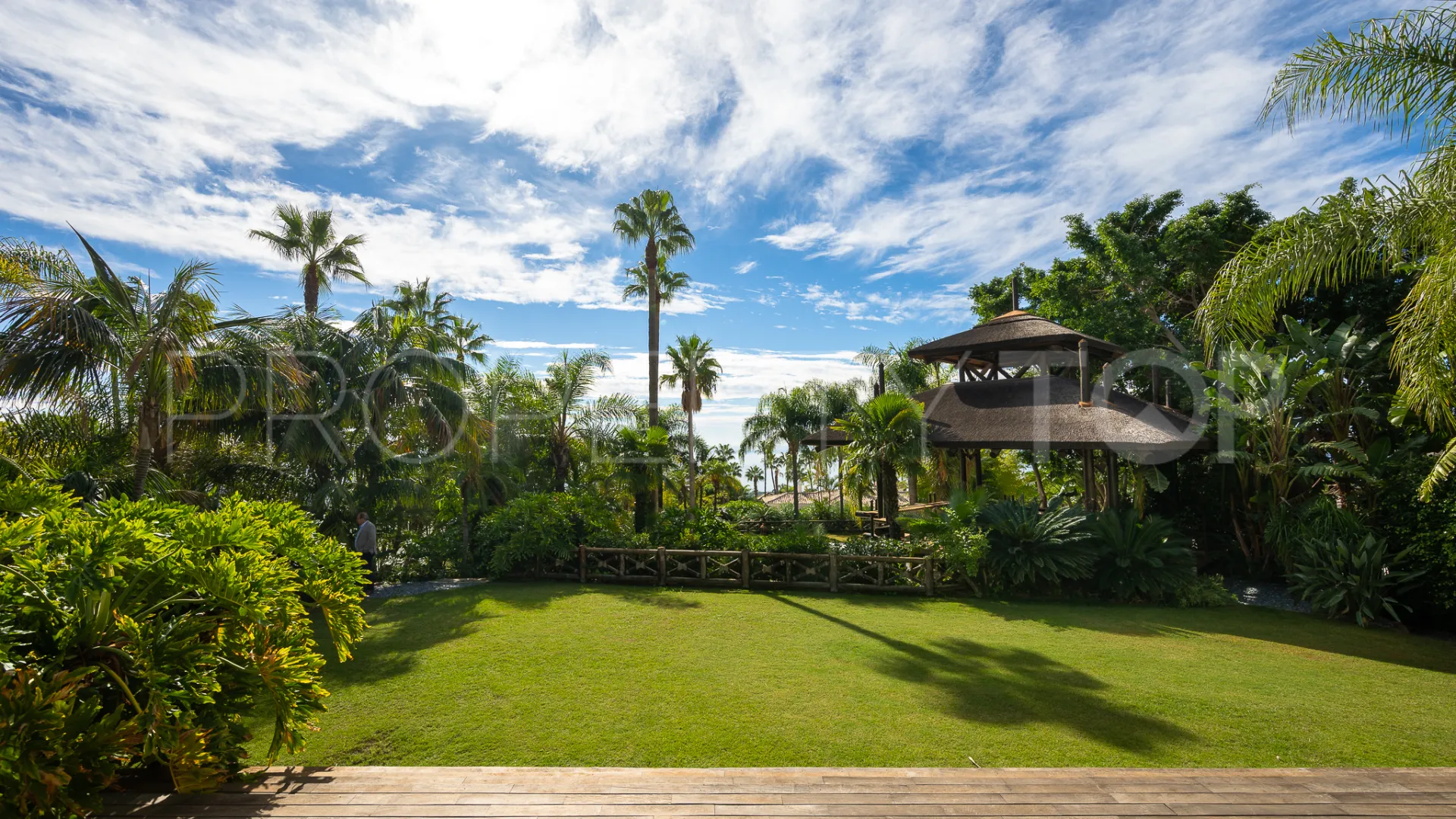 Buy Sierra Blanca villa with 6 bedrooms