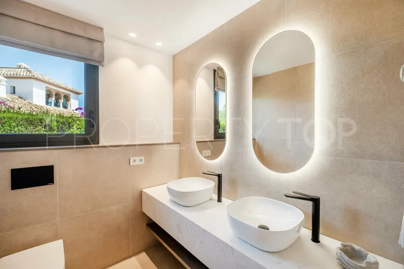 Villa for sale in Benahavis with 4 bedrooms