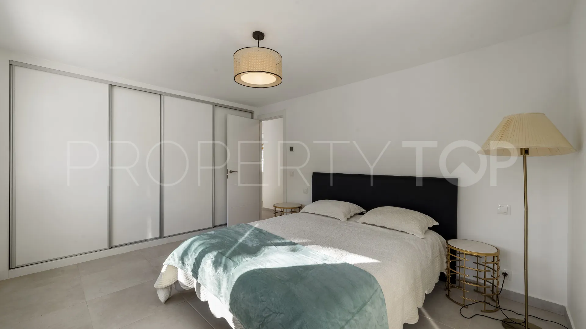 Se vende villa con 4 dormitorios en Campo Mijas
