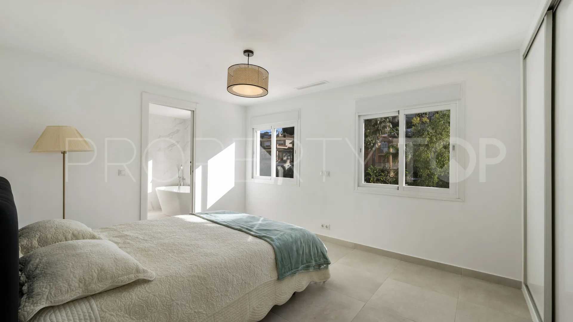 Se vende villa con 4 dormitorios en Campo Mijas