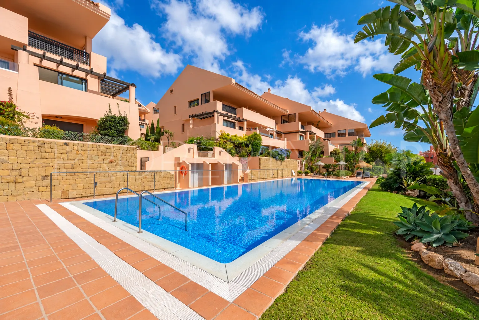 Apartamento planta baja en venta en Calahonda