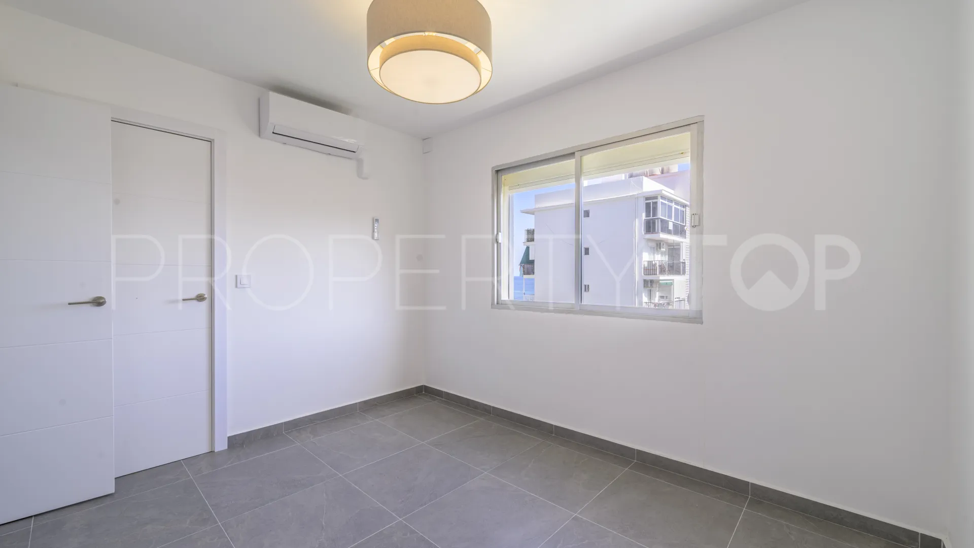 Apartamento de 3 dormitorios en venta en Calahonda