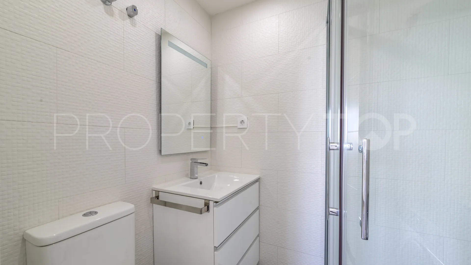 Apartamento de 3 dormitorios en venta en Calahonda