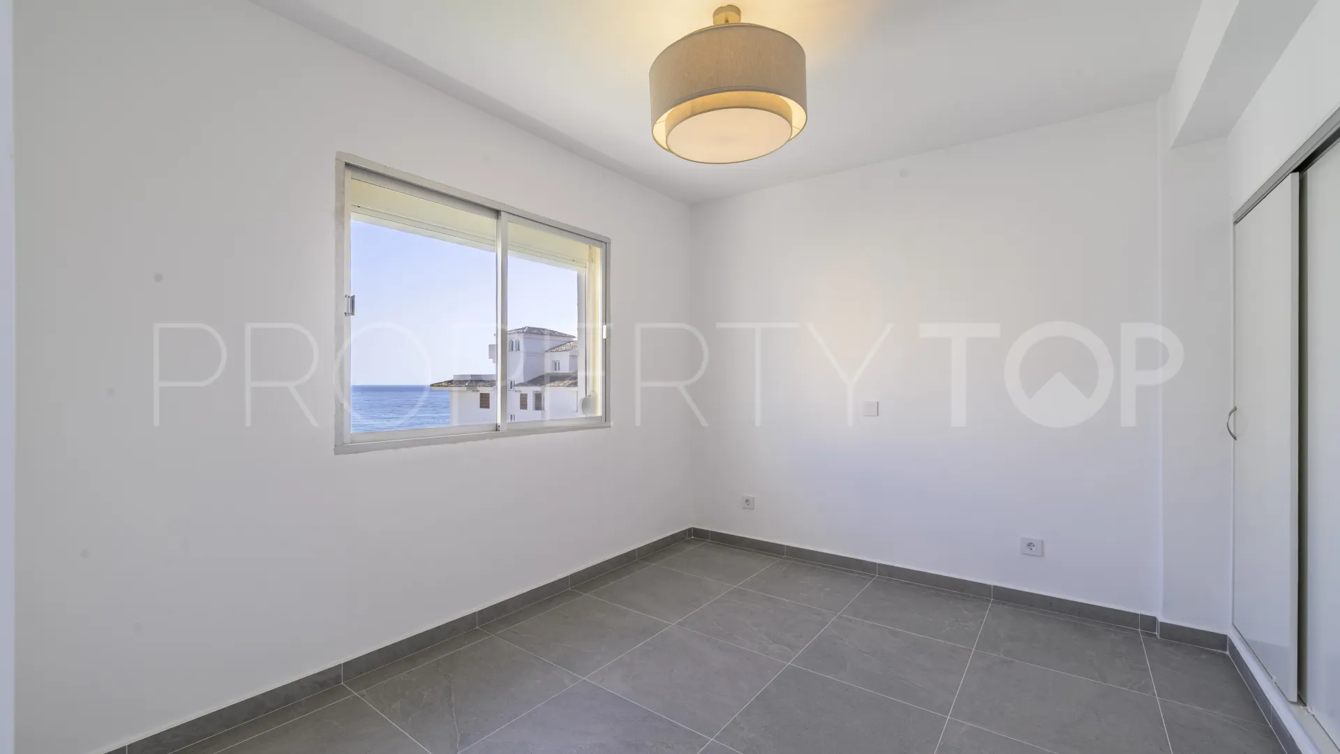 Apartamento de 3 dormitorios en venta en Calahonda