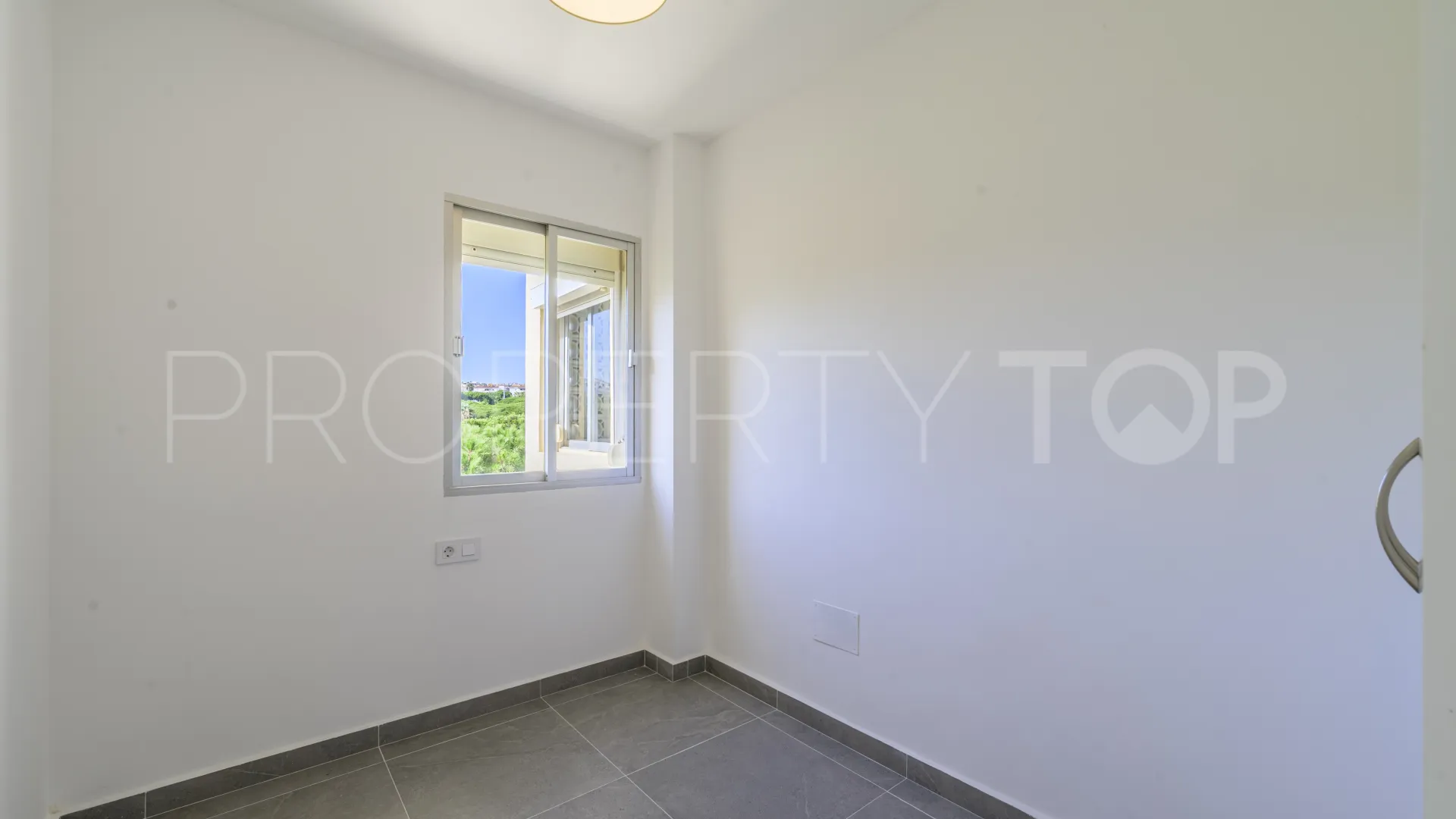 Apartamento de 3 dormitorios en venta en Calahonda