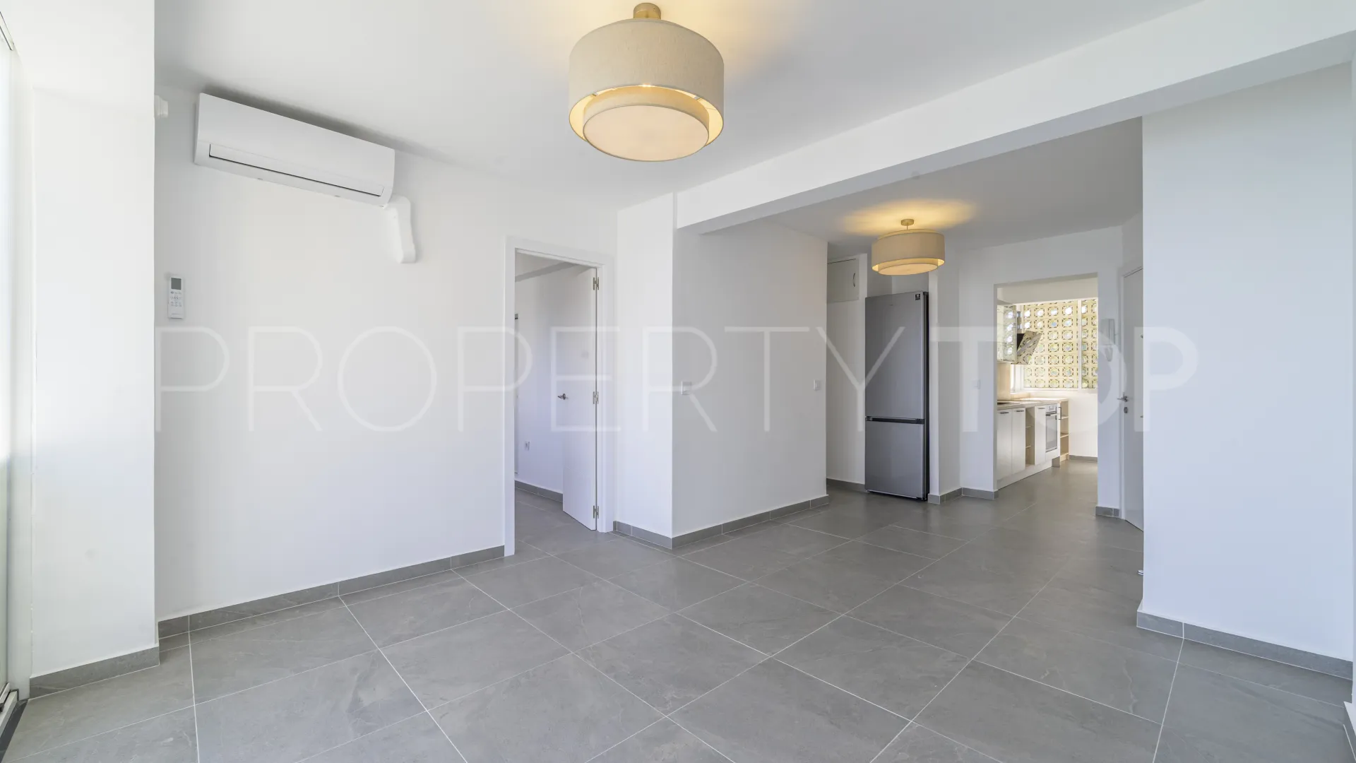 Apartamento de 3 dormitorios en venta en Calahonda