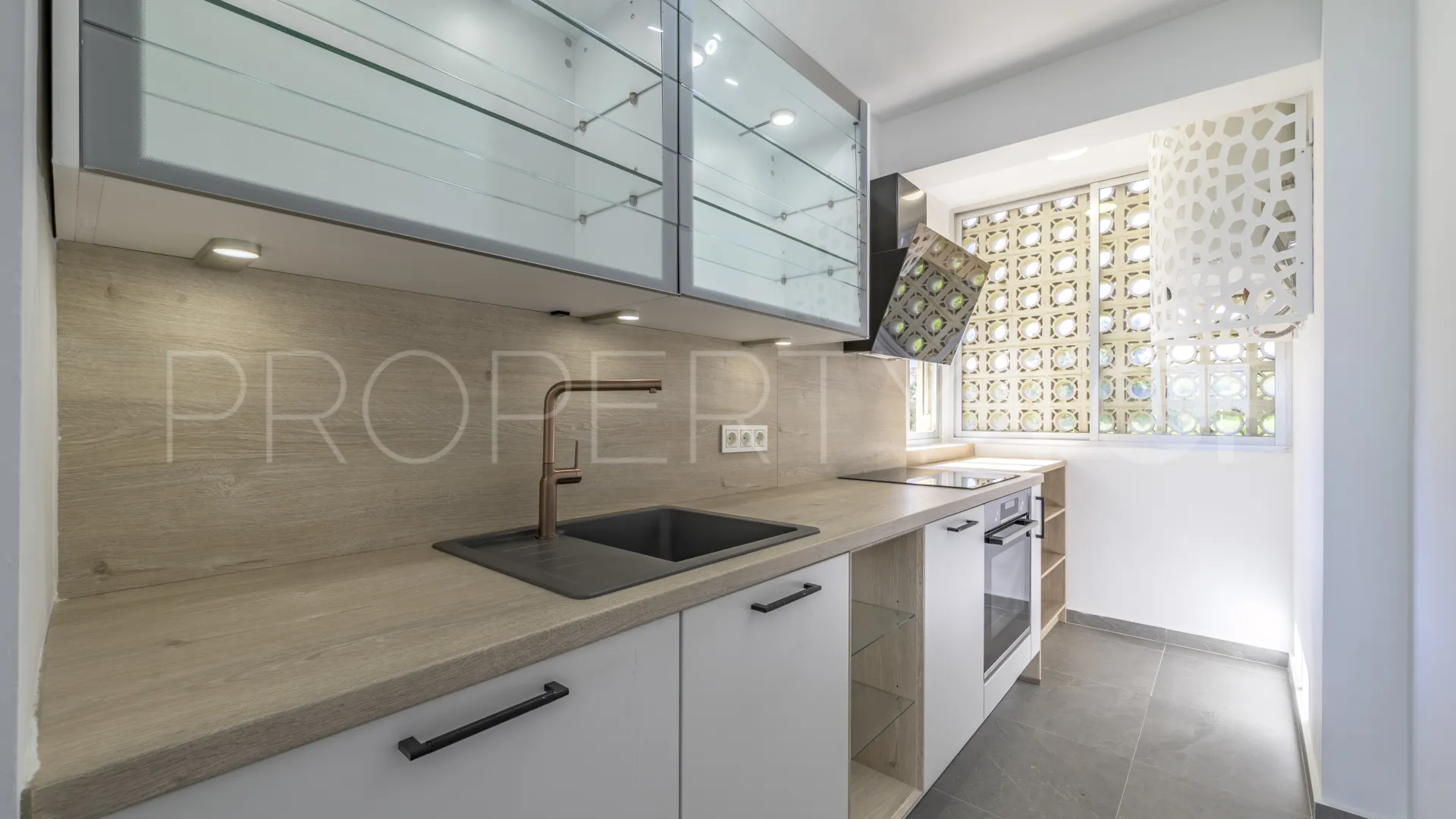Apartamento de 3 dormitorios en venta en Calahonda