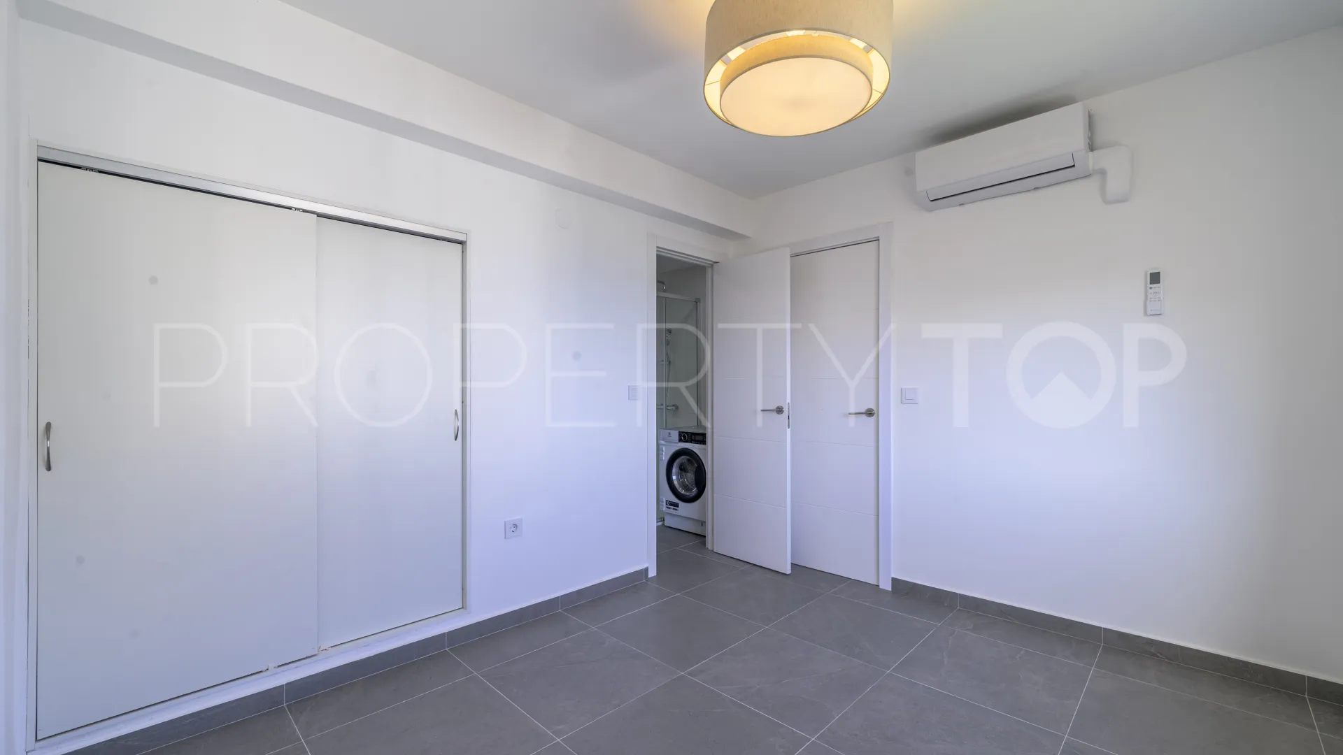 Apartamento de 3 dormitorios en venta en Calahonda