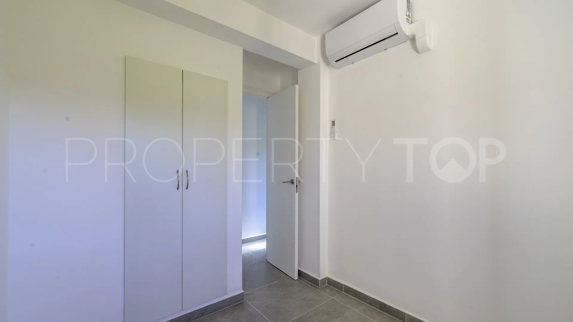 Apartamento de 3 dormitorios en venta en Calahonda