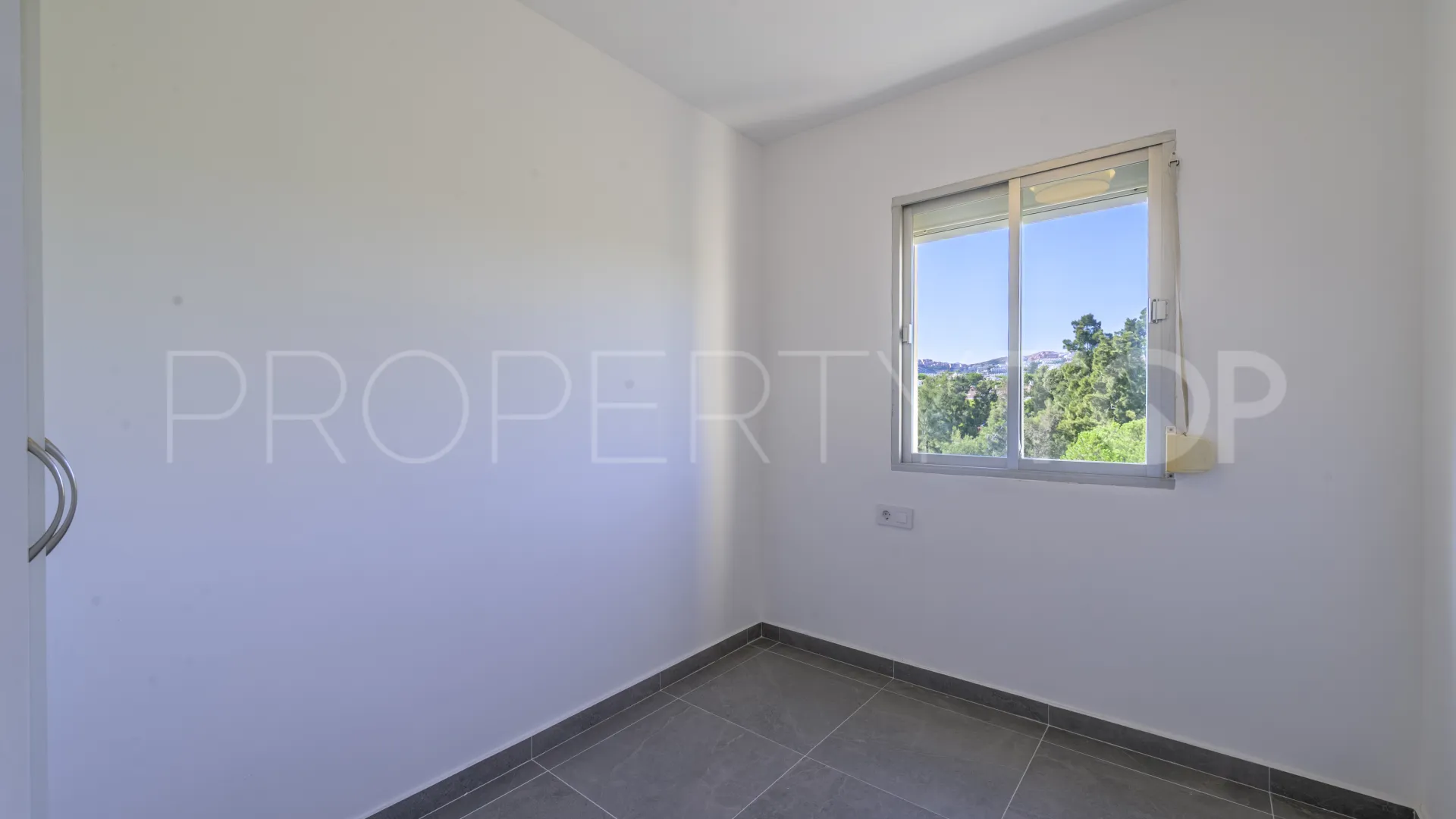 Apartamento de 3 dormitorios en venta en Calahonda