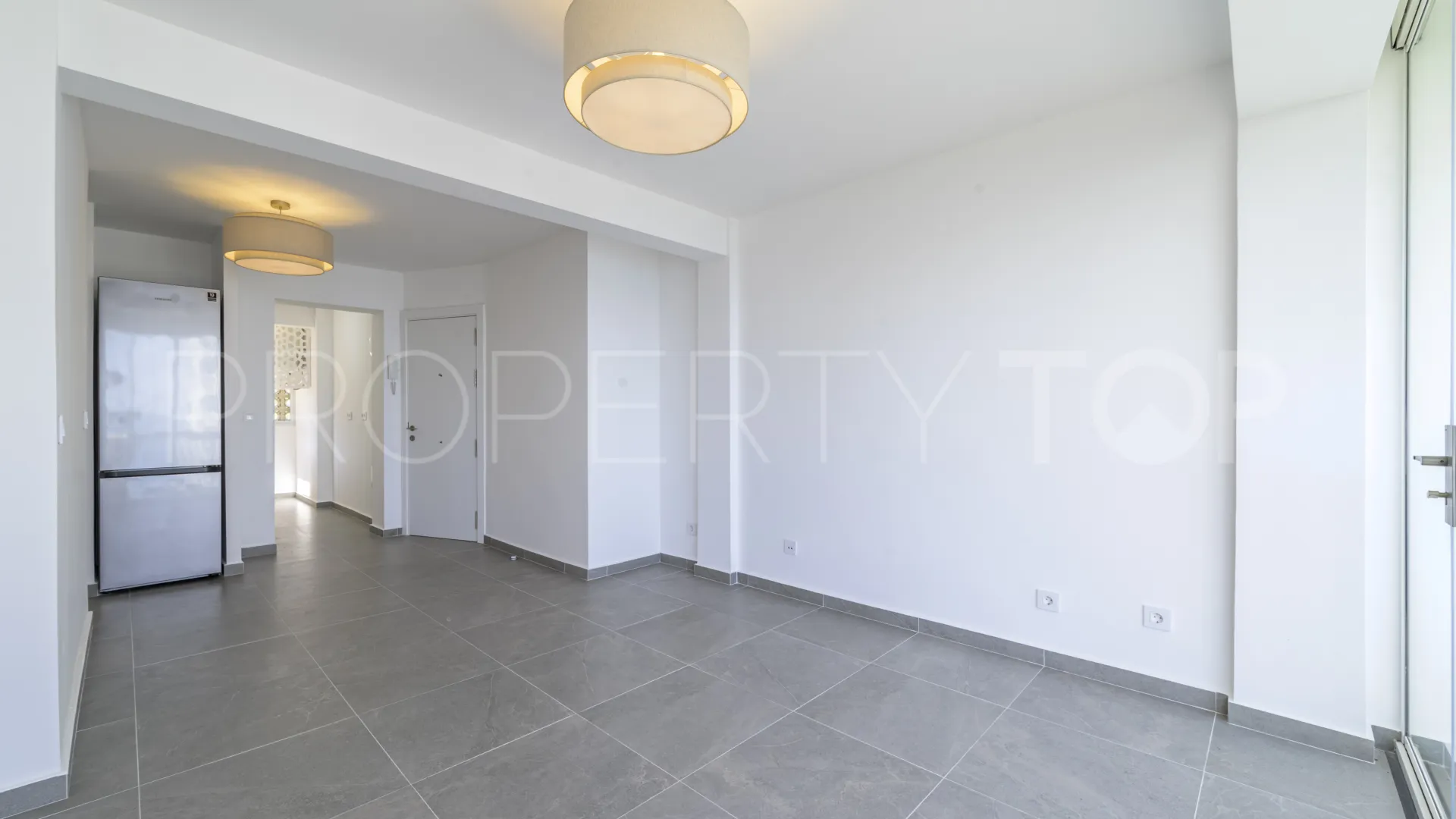 Apartamento de 3 dormitorios en venta en Calahonda