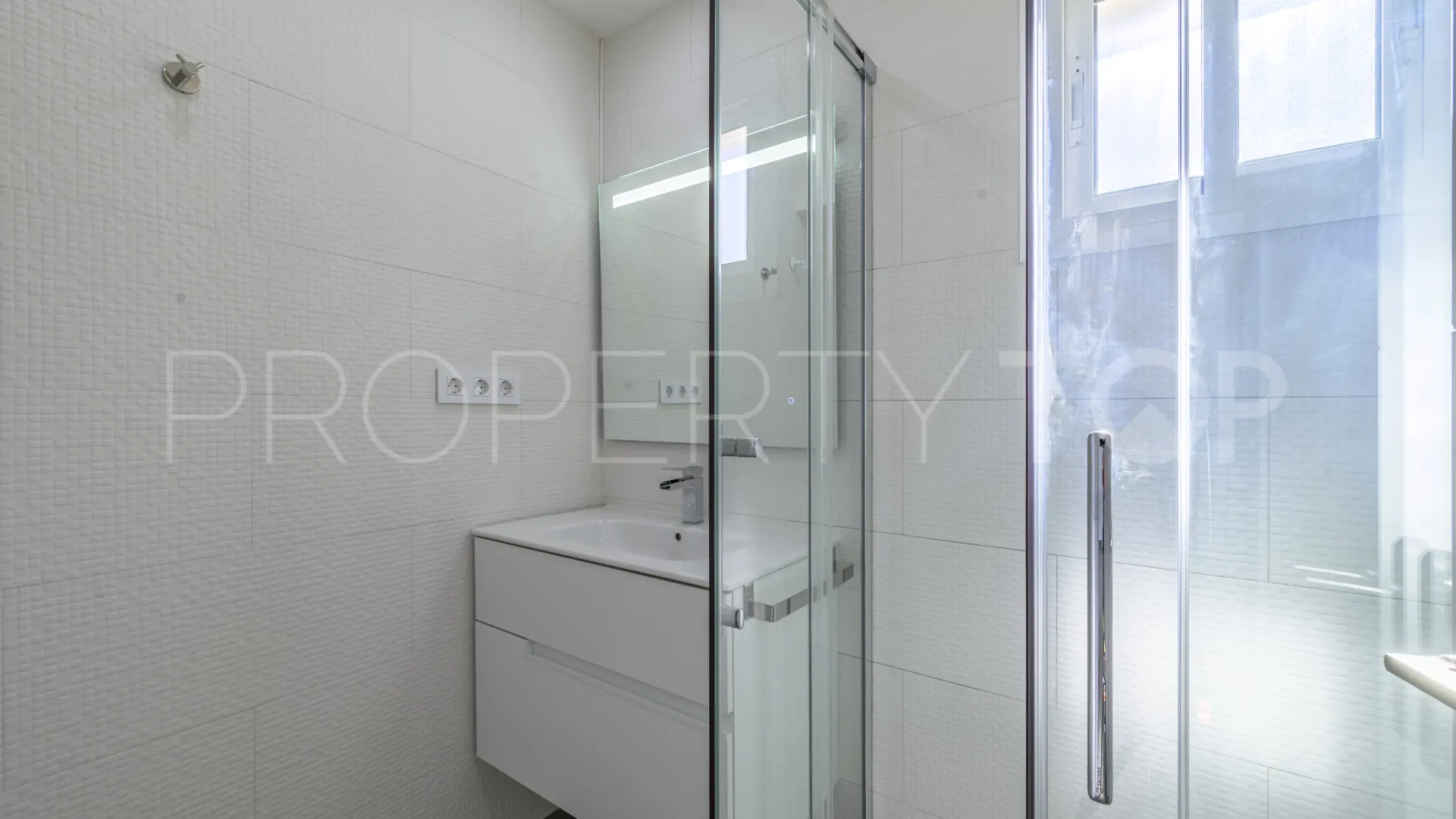 Apartamento de 3 dormitorios en venta en Calahonda
