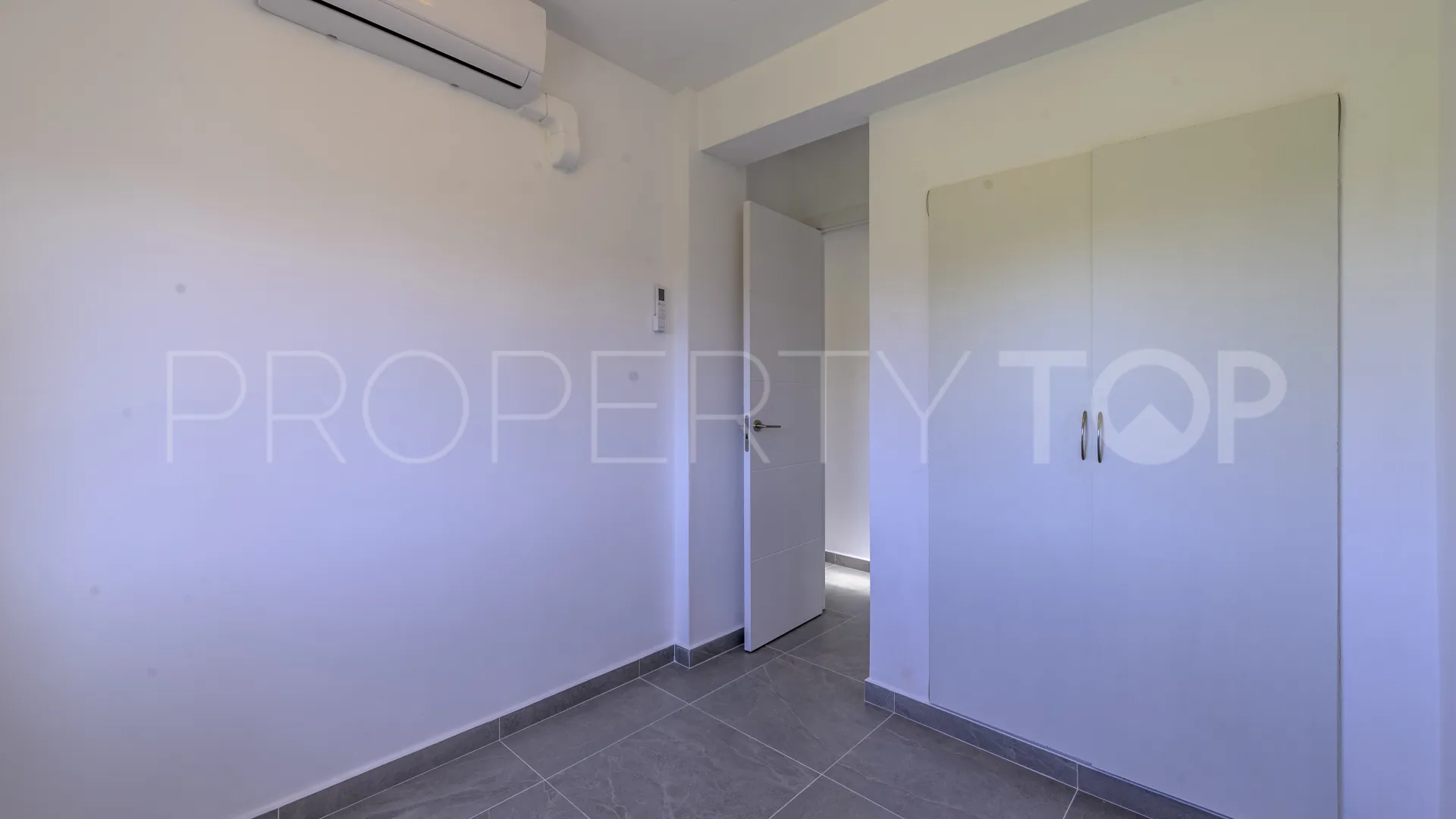 Apartamento de 3 dormitorios en venta en Calahonda