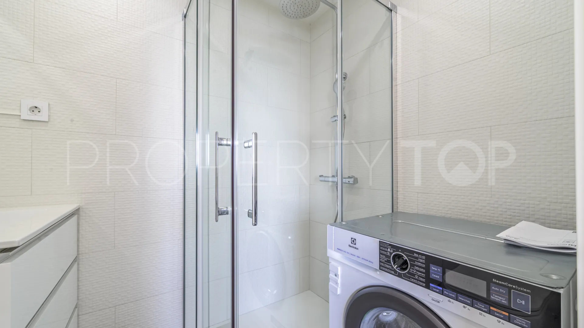 Apartamento de 3 dormitorios en venta en Calahonda