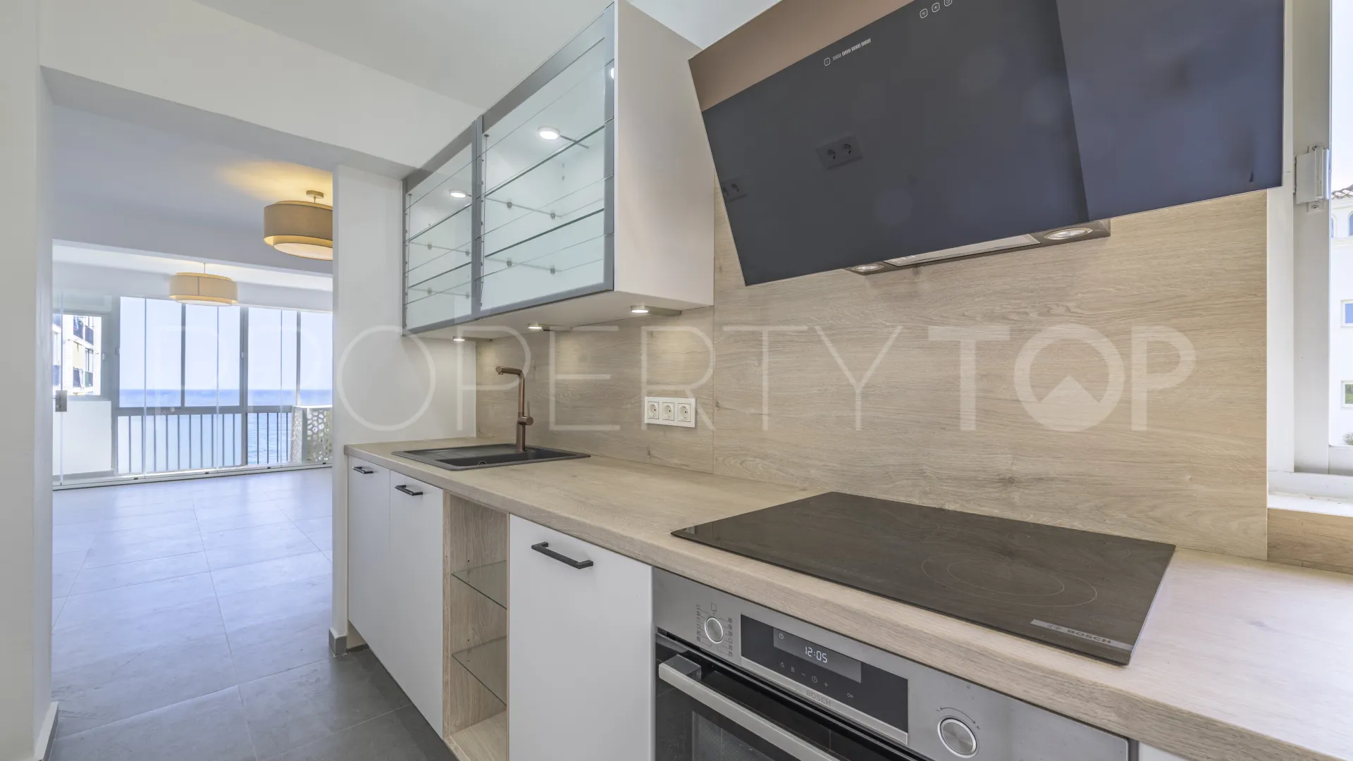 Apartamento de 3 dormitorios en venta en Calahonda