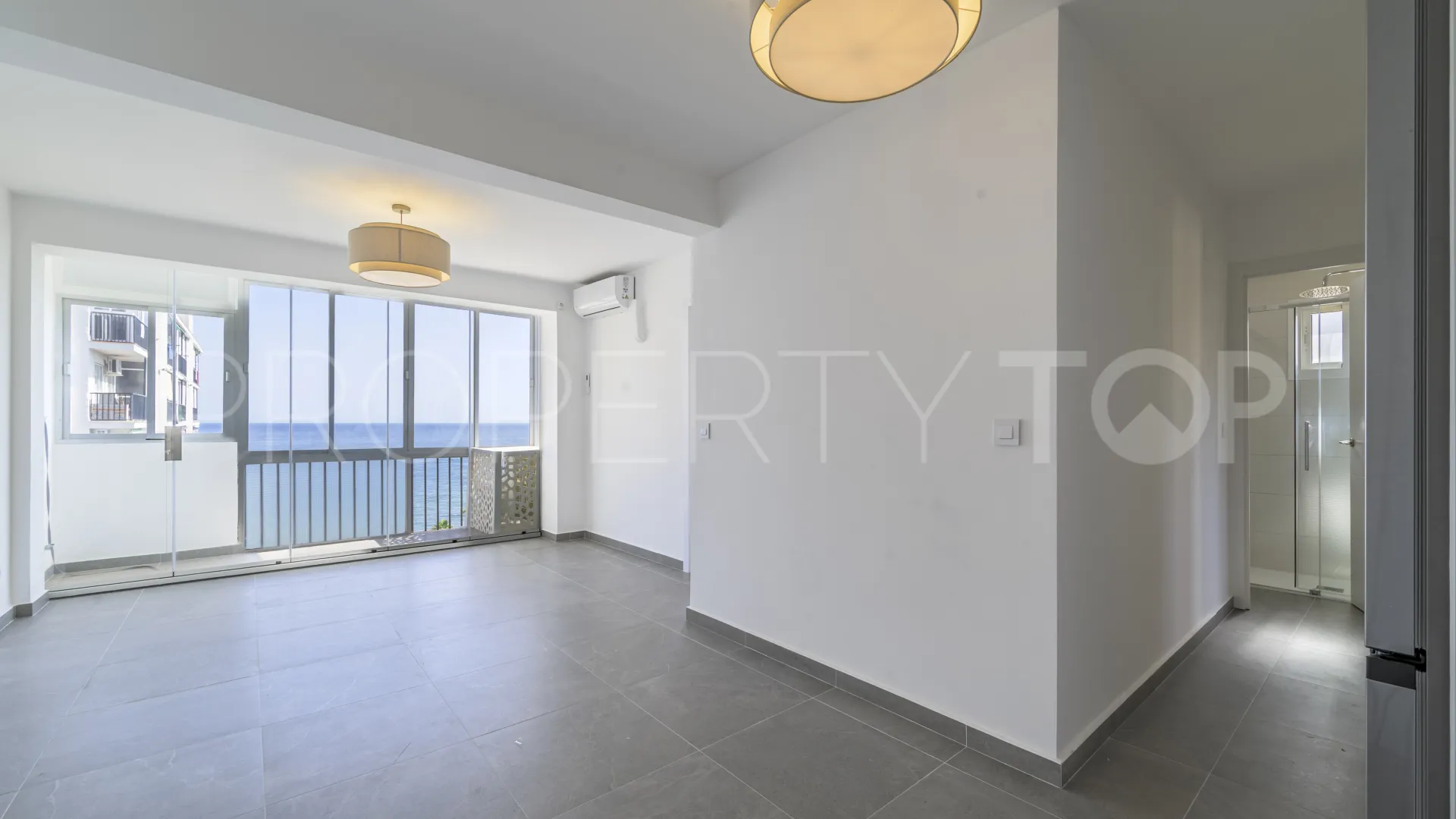 Apartamento de 3 dormitorios en venta en Calahonda