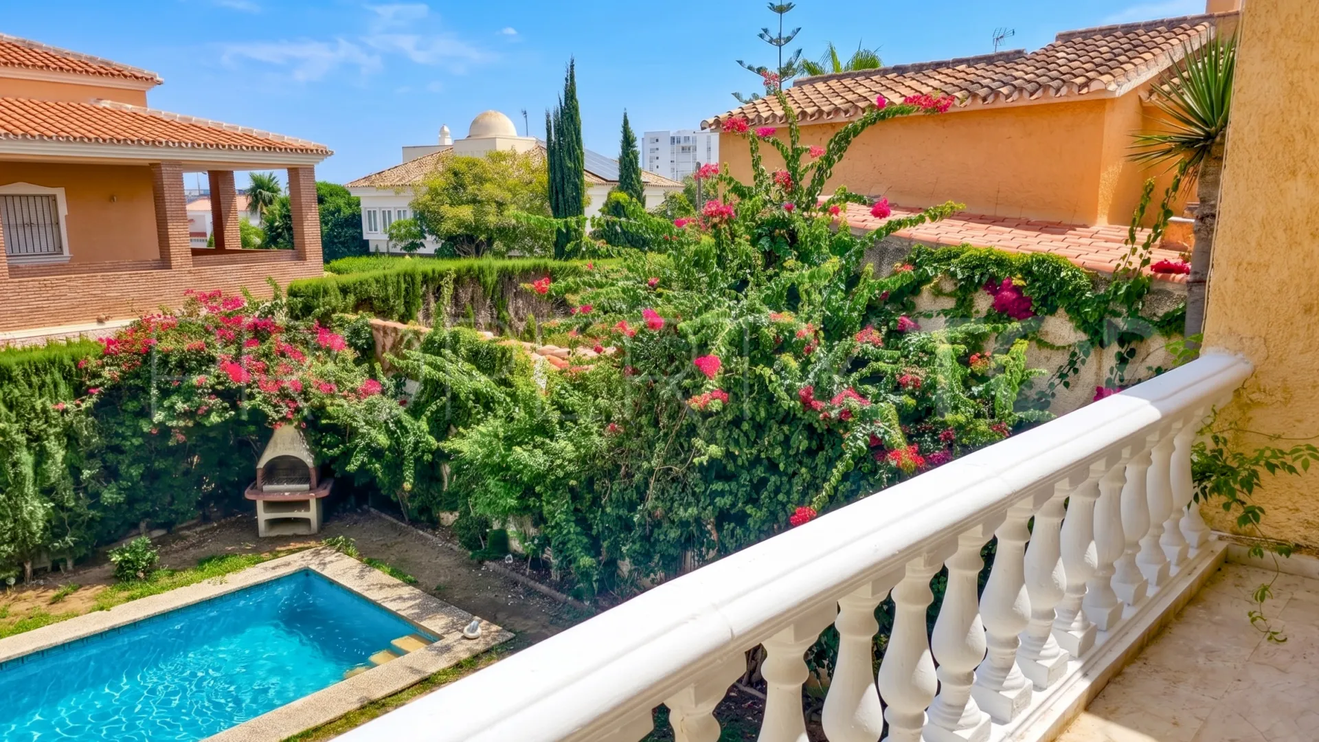 Se vende villa con 6 dormitorios en Benalmadena Costa